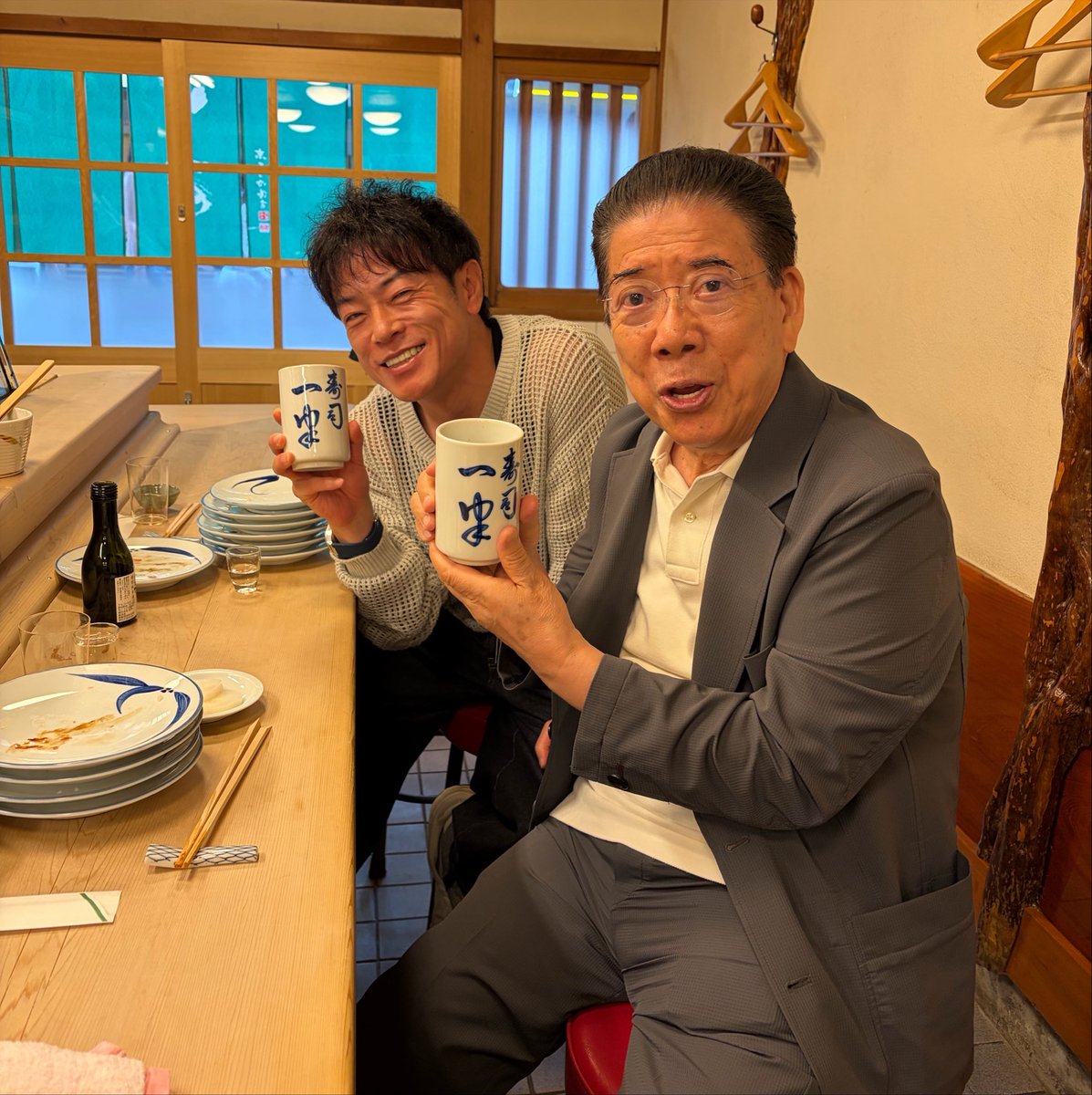 jinnai_tomonori's tweet photo. なんばグランド花月出番終わりに
お寿司をご馳走になり
そのまま新大阪駅まで送ってくれました。
極上キャバ嬢のような扱いをありがとうございました！ https://t.co/yDTIGoPnas