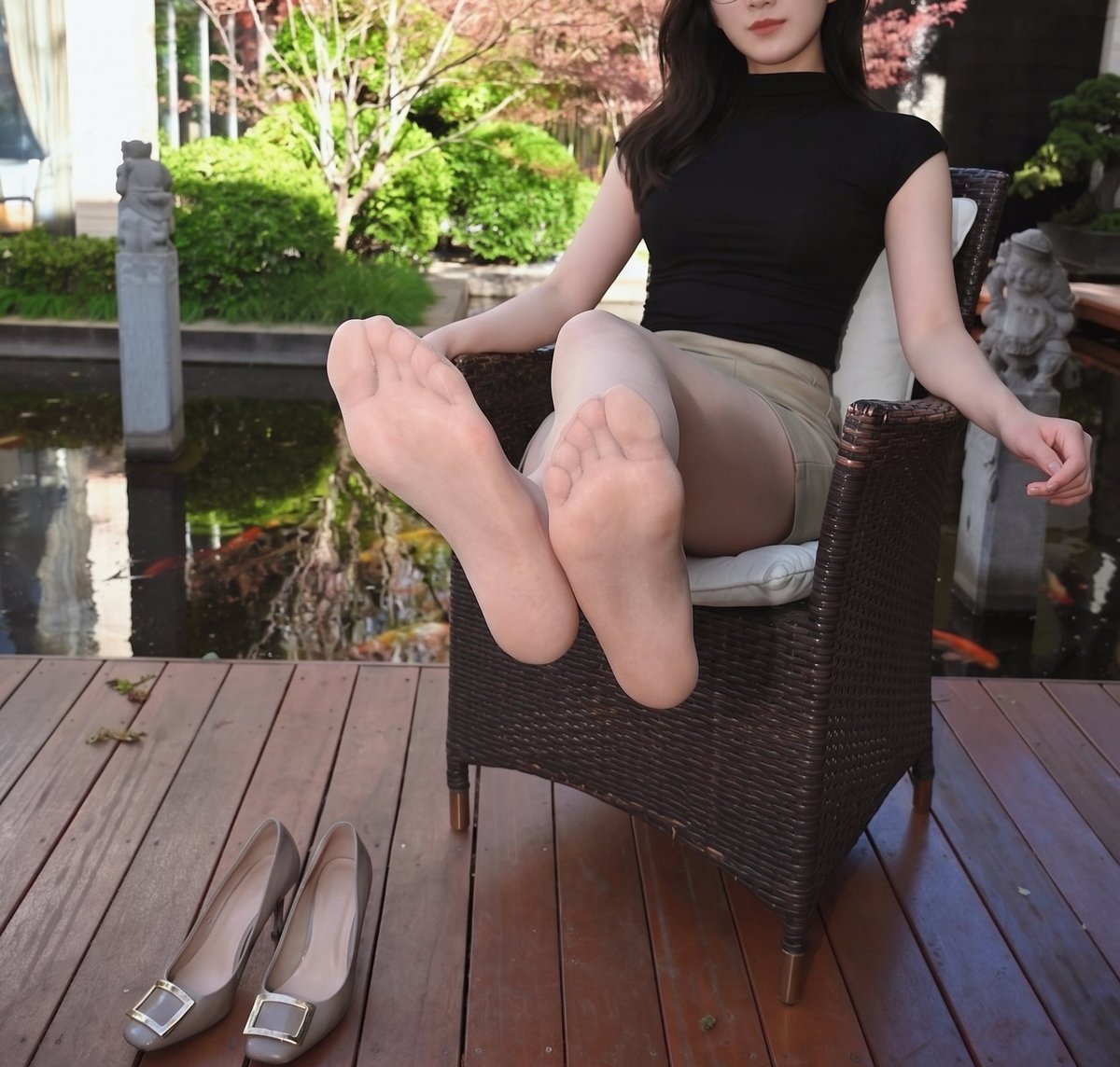 allalihippolyte's tweet photo. 穿了一天的丝袜，连袜子趾缝里都有点微热的温度。平时在台上温温柔柔的，其实私底下最喜欢用脚尖去挑逗不听话的人 https://t.co/ABv6pY2Adh