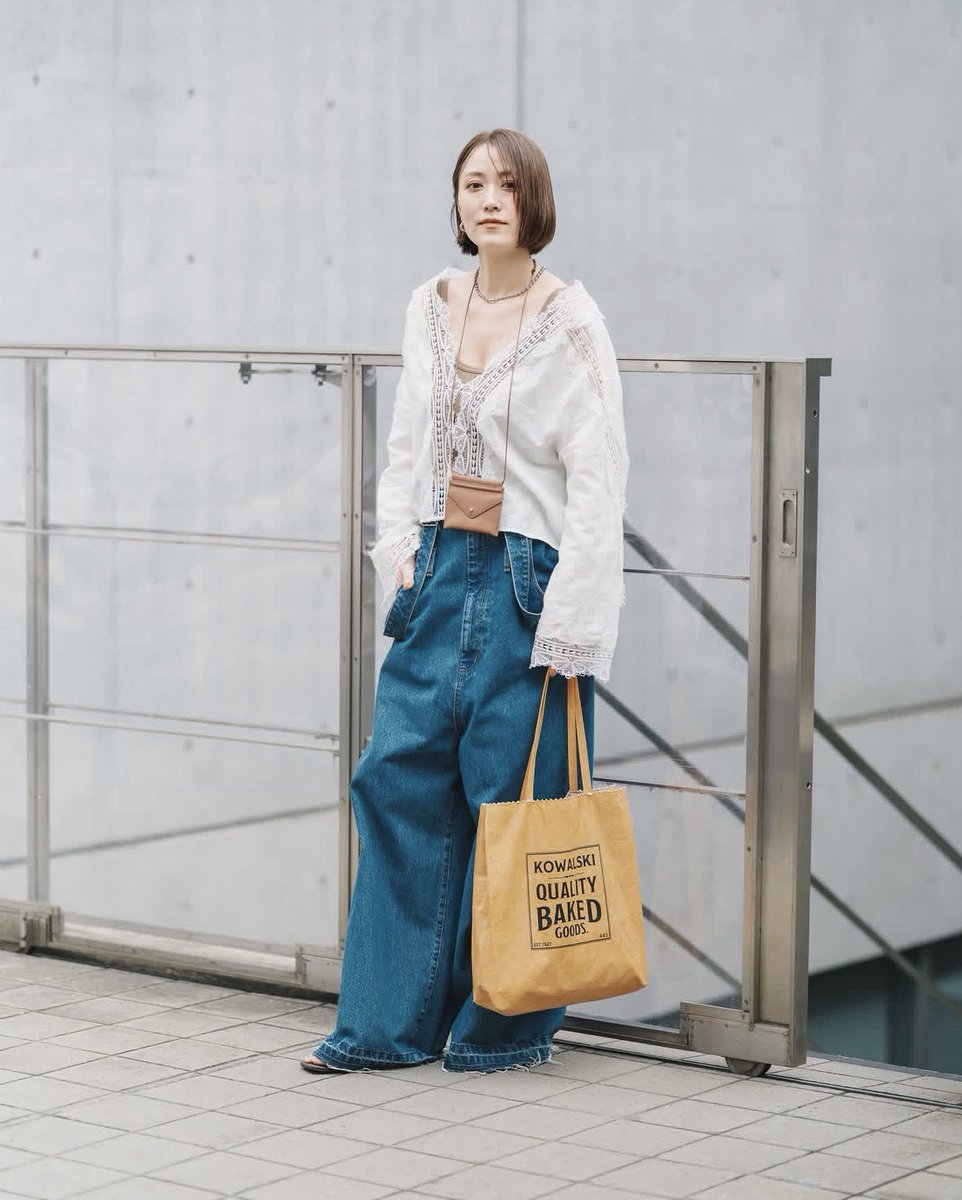 FUDGE_magazine's tweet photo. 🗼TOKYO SNAP
ゆるっとしたワイドデニムは、繊細なレーストップスで軽やかに。ボリュームと抜け感のバランスを楽しむ、大人のカジュアルスタイル
https://t.co/n9xTwxEc9R https://t.co/KsTXQXJoeh