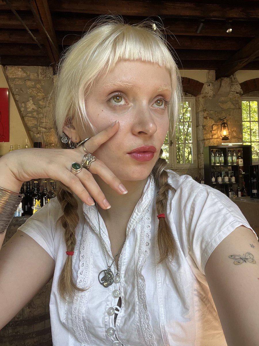 fairydaffodils's tweet photo. je suis trop mimi aujourd’hui mais dommage personne voit parce que je suis au taff https://t.co/883UxaXQqR