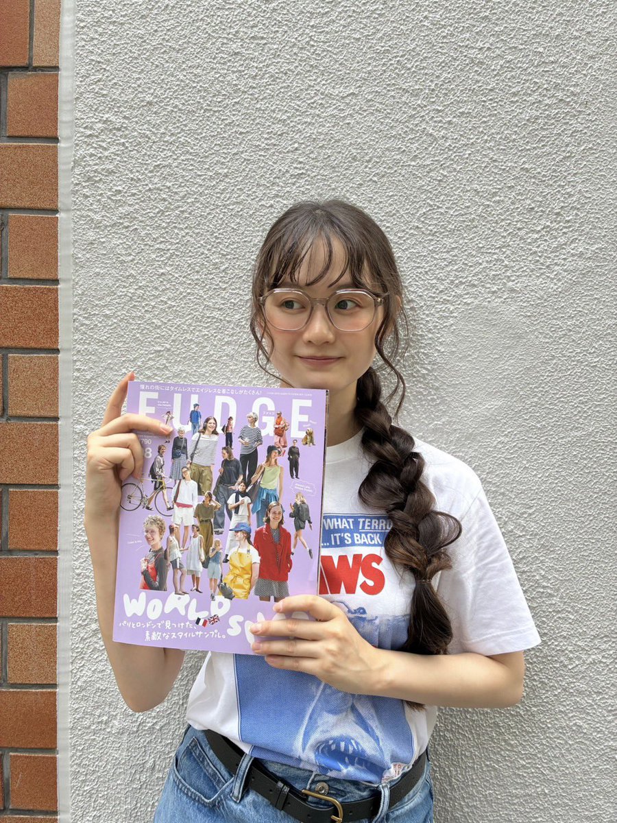FUDGE_magazine's tweet photo. 『WORLD SNAP パリとロンドンで見つけた、素敵なスタイルサンプル。』を特集したFUDGE8月号はもう手にとってくれましたか？ここではオフィシャルガールのFUDGE FRIENDが、お気に入りページをご紹介📚
https://t.co/qiVaOY6Y5c https://t.co/3mR3lrQKL5