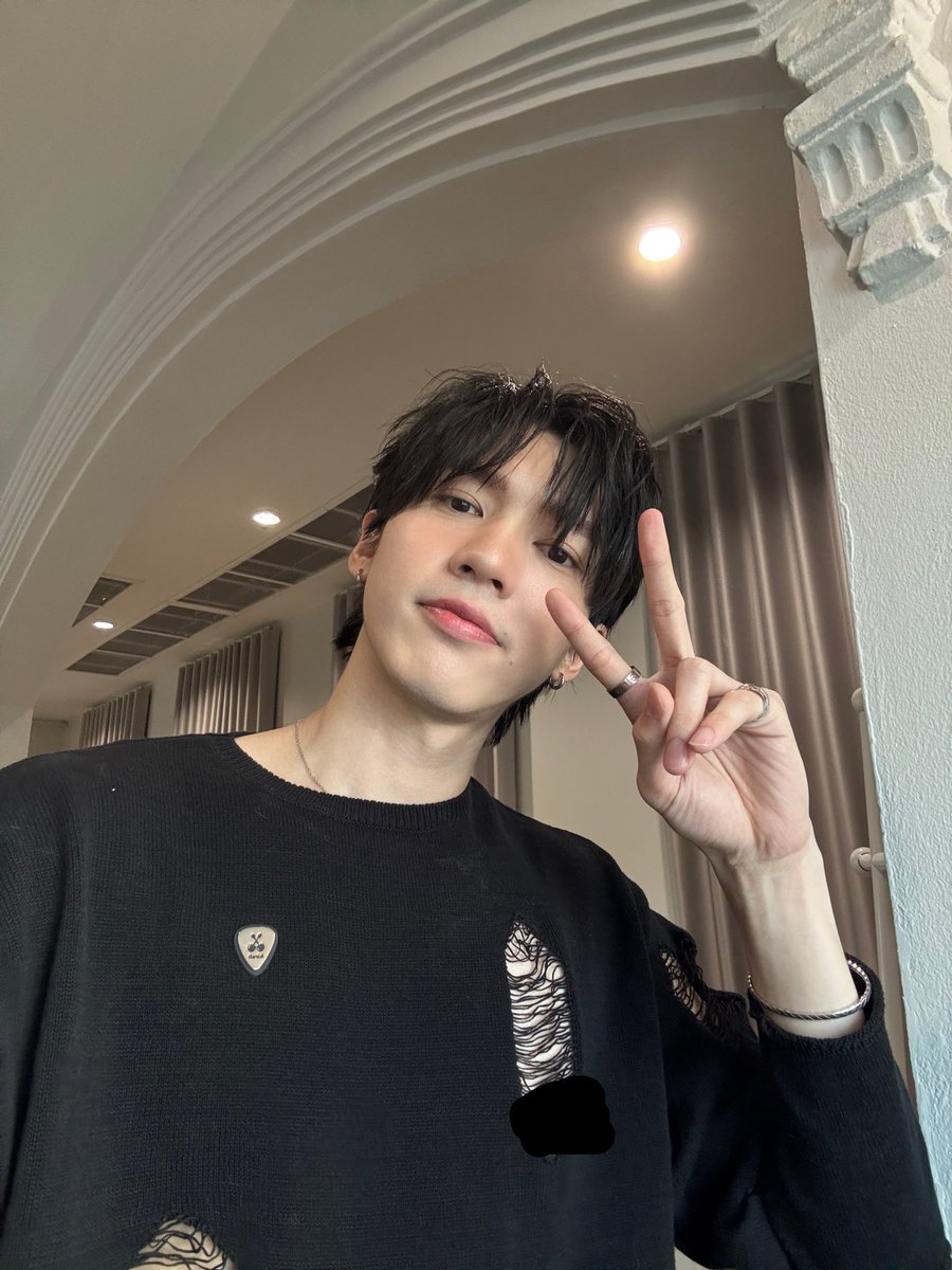 tnbau1's tweet photo. AOU WITH ITSSKIN BEAUTY 

#ITSSKINxAouThanaboon

วันนี้ขเบคุณทาง It's Skin มากๆนะครับที่จัดกิจกรรมดีให้มาพบปะแฟนๆ ขอบคุณทุกคนที่มาร่วมกิจกรรมด้วยนะครับ วันนี้คงมีความสุขกันนะ ดีใจที่ได้มาเจอมาร้องเพลงให้ฟังนะครับ ขอบคุณทุกคนมากๆเลย ขอบคุณที่ได้เป็นความสุขให้ทุกคนนะ วันนี้ทุกคนยิ้มเยอะๆเลย ได้เติมความสุขให้ทุกคนด้วย ขอบคุณหน้างานและหน้าจอด้วยนะครับ ไว้มีโอกาสขอให้ได้เจอกันบ่อยๆๆๆๆๆๆๆ อยากเจอทุกคนมากๆ วันพยายามจะเติมความสุขให้ทุกคนอย่างทั่วถึง จะเพิ่ม Memory Card ในหัวตัวเองเพื่อที่จะจำทุกคนให้ได้นะครับ อยากจะจดจำทุกคนไว้มากๆเลย ดีใจที่เราได้พบกันนะ หวังว่าทุกคนจะถึงบ้านปลอดภัย ไม่ป่วยกันนะ จุ้บๆ