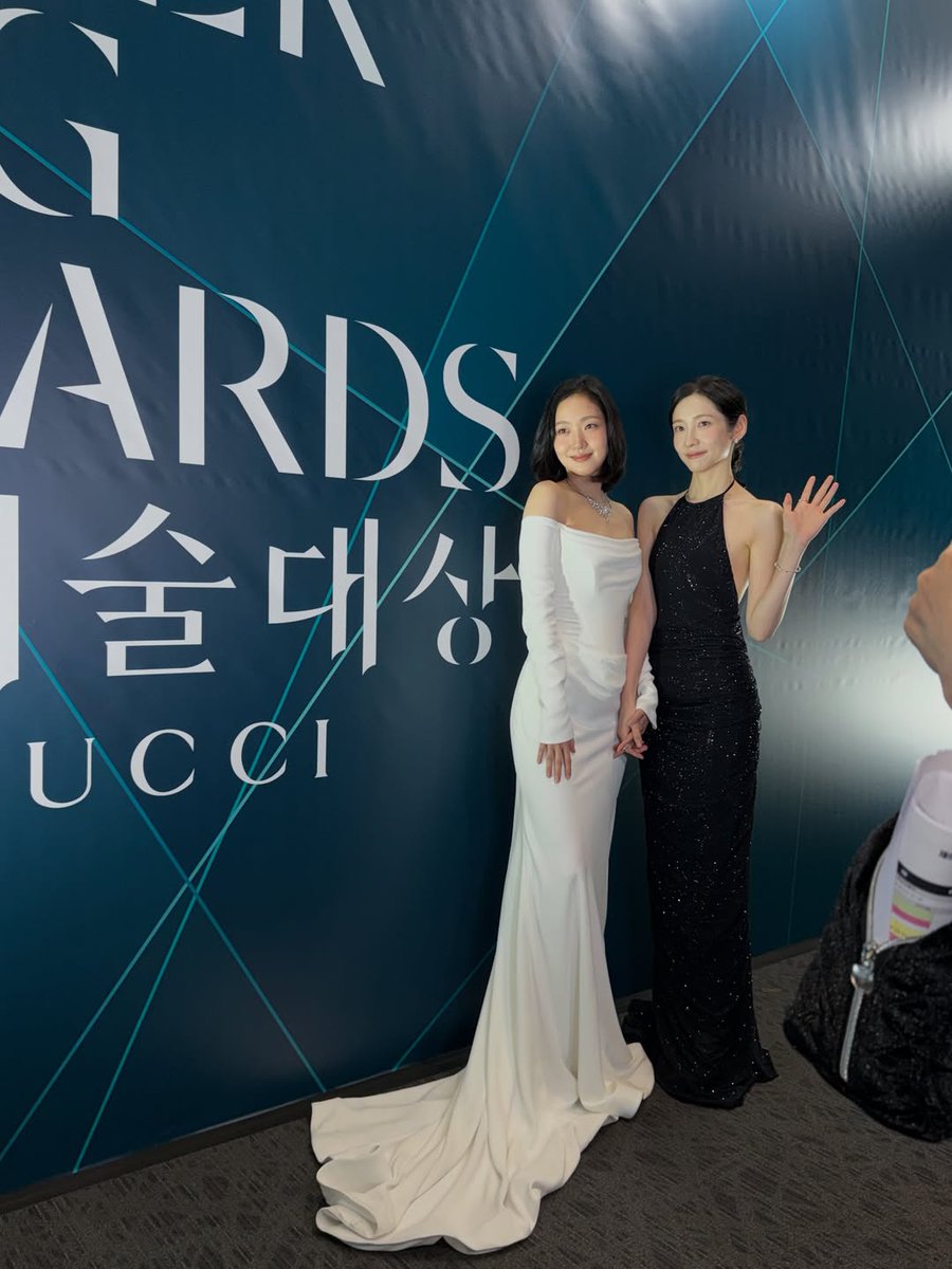 kkkge172's tweet photo. 시상식에서 만날때마다 손 꼬옥 잡는사진이 올라오는 고은지현이 좋다... https://t.co/bsJEOxbfgI
