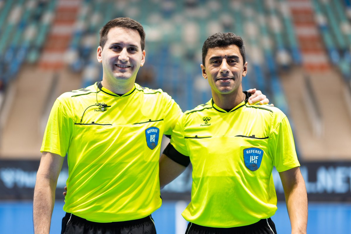 CAHandballARG's tweet photo. ¡Dupla arbitral rioplatense en un partido récord del Mundial juvenil de Croacia! 🇦🇷🤝🇺🇾

Santiago Correa, de Argentina, y Germán Araujo, de Uruguay, pitaron juntos un encuentro para los libros de historia 🤯

Nada menos que 100 goles en 🇪🇬 Egipto 83-17 Fiji 🇫🇯 https://t.co/6JySR1pT6q