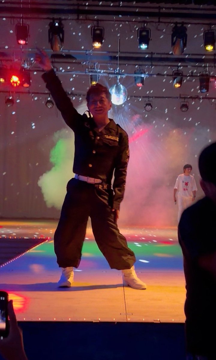 HatchOneWorks's tweet photo. KARUMAI DANCING NIGHT、終了しました！仮装スタッフとし｢東京リベンジャーズ｣をやりました🤣

お立ち台でも一曲踊りました🕺🏻笑

八戸でアイドル活動をされている龍麻さんとも記念撮影📷

歌って踊って盛りあげてくれて、めちゃめちゃキラキラでした❗ 

#岩手 #軽米 #ディスコイベント #コスプレ https://t.co/LU7umdWqm3