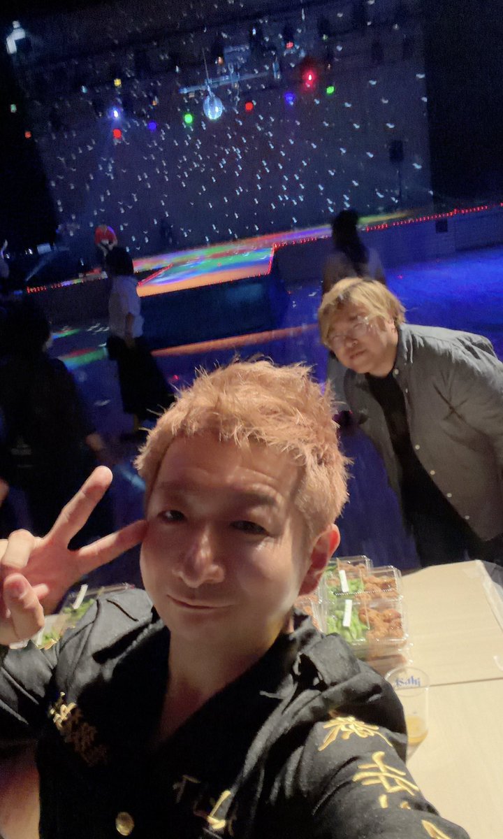 HatchOneWorks's tweet photo. KARUMAI DANCING NIGHT、終了しました！仮装スタッフとし｢東京リベンジャーズ｣をやりました🤣

お立ち台でも一曲踊りました🕺🏻笑

八戸でアイドル活動をされている龍麻さんとも記念撮影📷

歌って踊って盛りあげてくれて、めちゃめちゃキラキラでした❗ 

#岩手 #軽米 #ディスコイベント #コスプレ https://t.co/LU7umdWqm3