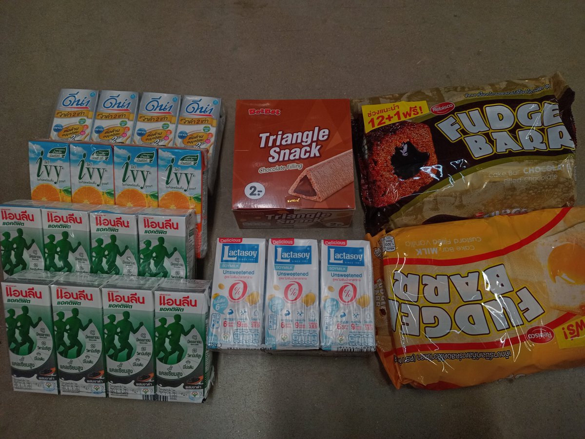 aru_online's tweet photo. วันที่5 ซื้อนมให้ที่บ้าน ส่วนเราซื้ขนมมาชิมเพราะชิมก่อนเอาไปบริจาคแล้วอร่อยเลยเอาอีกรสมาชิม ชอบเดินโซนนั้นมากขนมหลายอย่างไม่เคยเห็นเลยเซลล์กล้าเอามาขายเด็กตามบ้านนอกก็ได้กิน https://t.co/VA2NrLXpfr