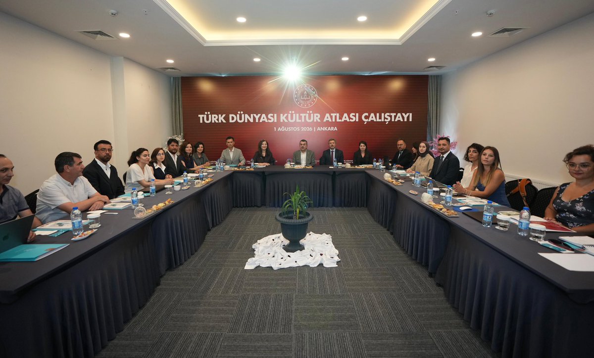 Yusuf__Tekin's tweet photo. 📍Ankara

Türkiye Yüzyılı Maarif Modeli Öğretim Programları Ortak Metni Revizyonu ve Türk Dünyası Kültür Atlası Çalıştayı’nda kıymetli akademisyen ve öğretmenlerimizle bir araya geldik.

Türkiye Yüzyılı Maarif Modelimizle evlatlarımızın zihnini bilgiyle, karakterini sorumluluk duygusuyla, iradesini adalet ve merhamet ölçüsüyle besleyen; onları kendi kökleriyle irtibatlı, çağın idrakine açık, sağlam şahsiyetler olarak yetiştirmeyi esas alan bir eğitim anlayışını hayata geçiriyoruz.

Çalıştayın evlatlarımız için hayırlı sonuçlara vesile olmasını diliyor, katkı sunan kıymetli akademisyen ve öğretmenlerimize teşekkür ediyorum.
