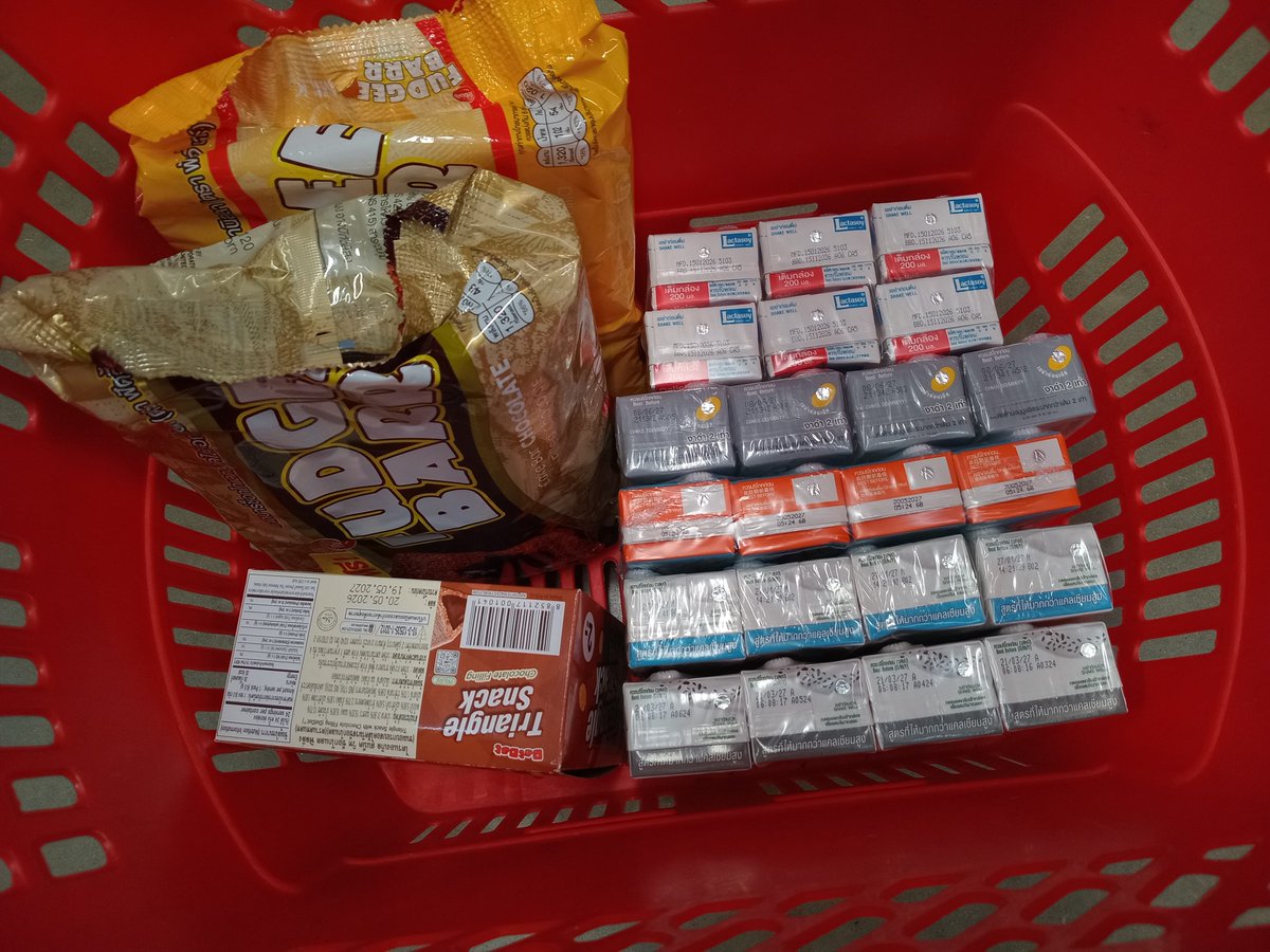 aru_online's tweet photo. วันที่5 ซื้อนมให้ที่บ้าน ส่วนเราซื้ขนมมาชิมเพราะชิมก่อนเอาไปบริจาคแล้วอร่อยเลยเอาอีกรสมาชิม ชอบเดินโซนนั้นมากขนมหลายอย่างไม่เคยเห็นเลยเซลล์กล้าเอามาขายเด็กตามบ้านนอกก็ได้กิน https://t.co/VA2NrLXpfr