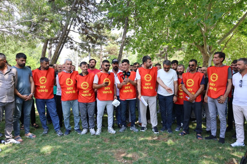 ilketvcomtr's tweet photo. Diyarbakır’da demir işçilerinden yevmiye eylemi: ‘3 bin TL’nin altında çalışmayacağız’ 

https://t.co/YDMsJ5SIOV https://t.co/ZO5TueyAH8