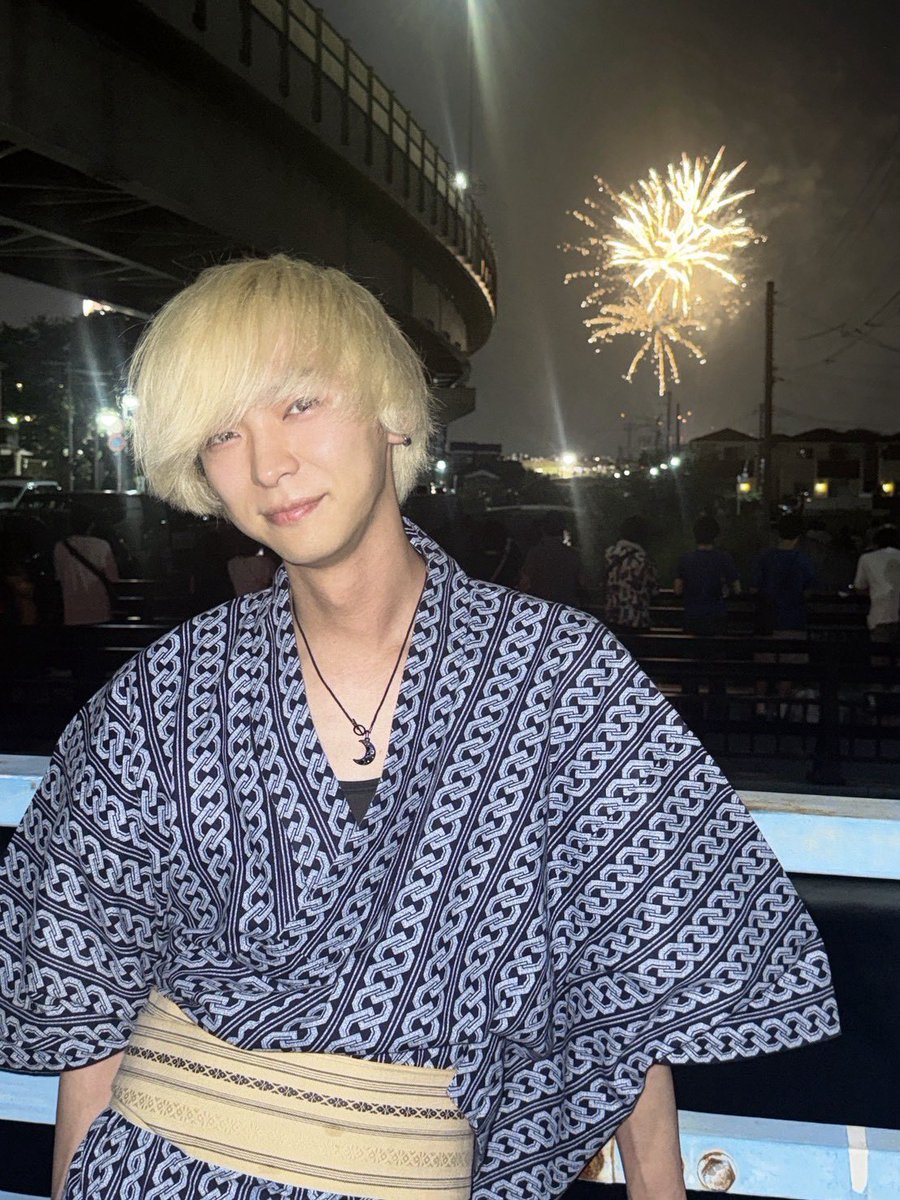 Taroumaru81's tweet photo. 殿と花火大会 https://t.co/buhOsgU6FJ