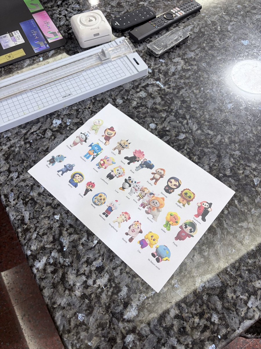 gooearnnx's tweet photo. ขอเล่า บ้านปริ้นท์สติกเกอร์ใช่มะ แล้วช่วงนี้มีฟค. gmm มาสั่งทำหลานๆ เยอะขึ้น ส่วนมากพี่ชายสองคนจะเป็นคนดูการพิมพ์ เค้าก็พยายามจำชื่อหลานๆ แต่มีเยอะมากกก เวลาคุยก็พยายามอธิบาย งานนั้นที่เป็นเป็ดแพนด้า งานนั้นที่เป็นน้องหมีสีเขียวใส่หูฟัง วันนี้ว่างเลยทำชื่อกับหน้ามาสคอต gmm ไปให้😭