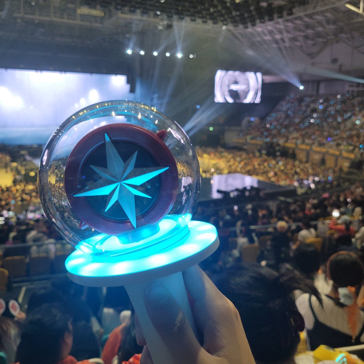 nini0115_aa's tweet photo. 며칠 째 몸 안 좋아서 콘서트 가는 길에서도 쳐져 있었는데...!!

오늘 가는 길에 들었던 노래들 다 셋리에 있었구~
랜덤 선물 받았는데 쿼카 부채도 받고~
무대 다 ���무 신나고, 구성 미쳤고, 애들 미모 미쳤고~~
3시간 꽉꽉 채워서 놀다왔다!

콘서트로 건강 회복!! https://t.co/JEQipkFRou