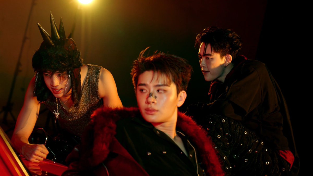 blissofmarc's tweet photo. bts morph version🚨
this red theme so good sooo tune in with the concept!!!😭🫶🏻🫶🏻

#HOPEFULLYITLEADSSOMEWHERE
#BUS_TheSecondAlbum
#BUSbecauseofyouishine https://t.co/BrjQkD7uQO