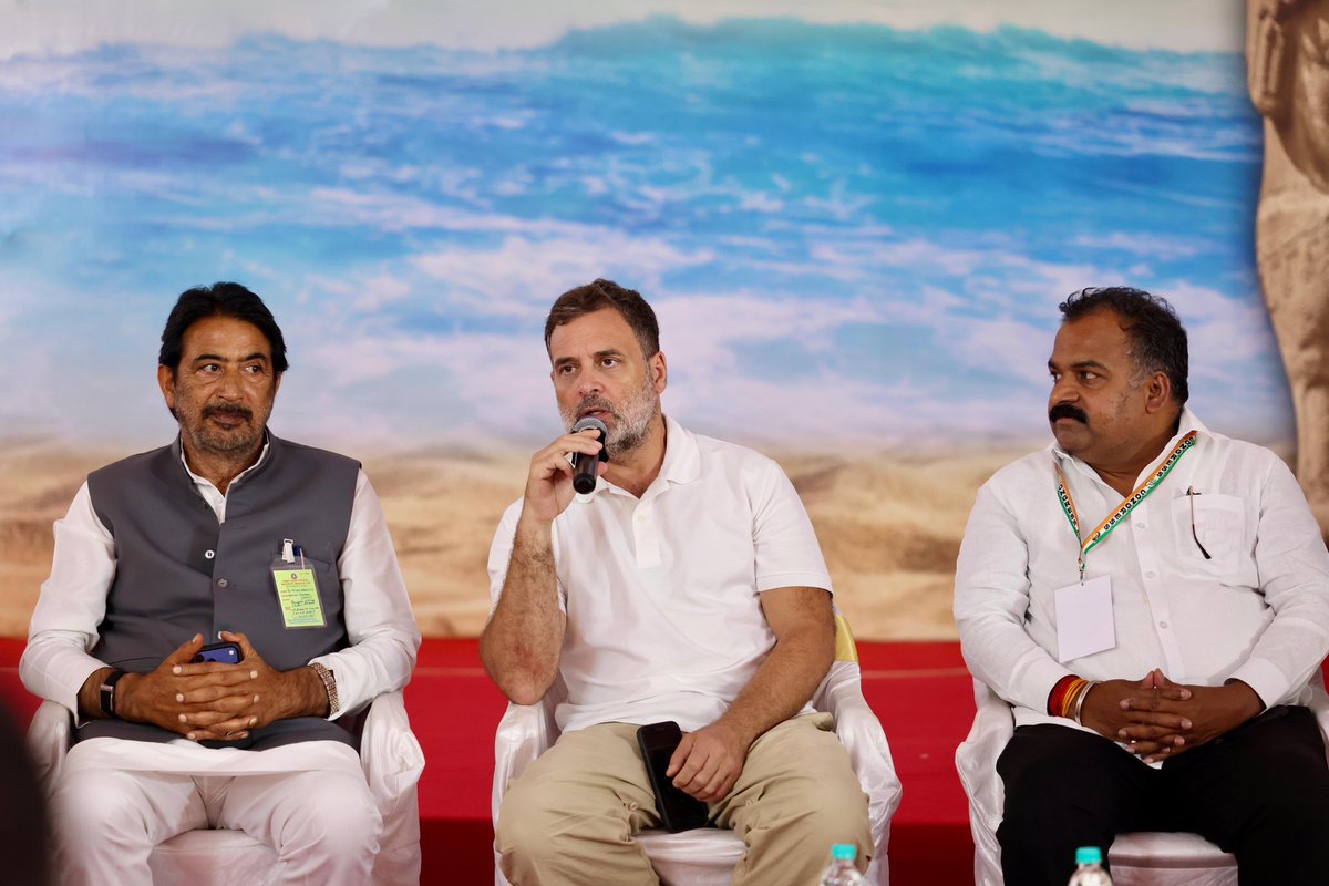 pravchak's tweet photo. Intense 10 day training for District Presidents of @INCTamilNadu 

Last week, I did a session on 
"Politics in Economics &amp;  Economics in Politics"

Today was @RahulGandhi's finale with a superb session on the Politics of Power &amp; Congress' vision https://t.co/FhucbT7gIW