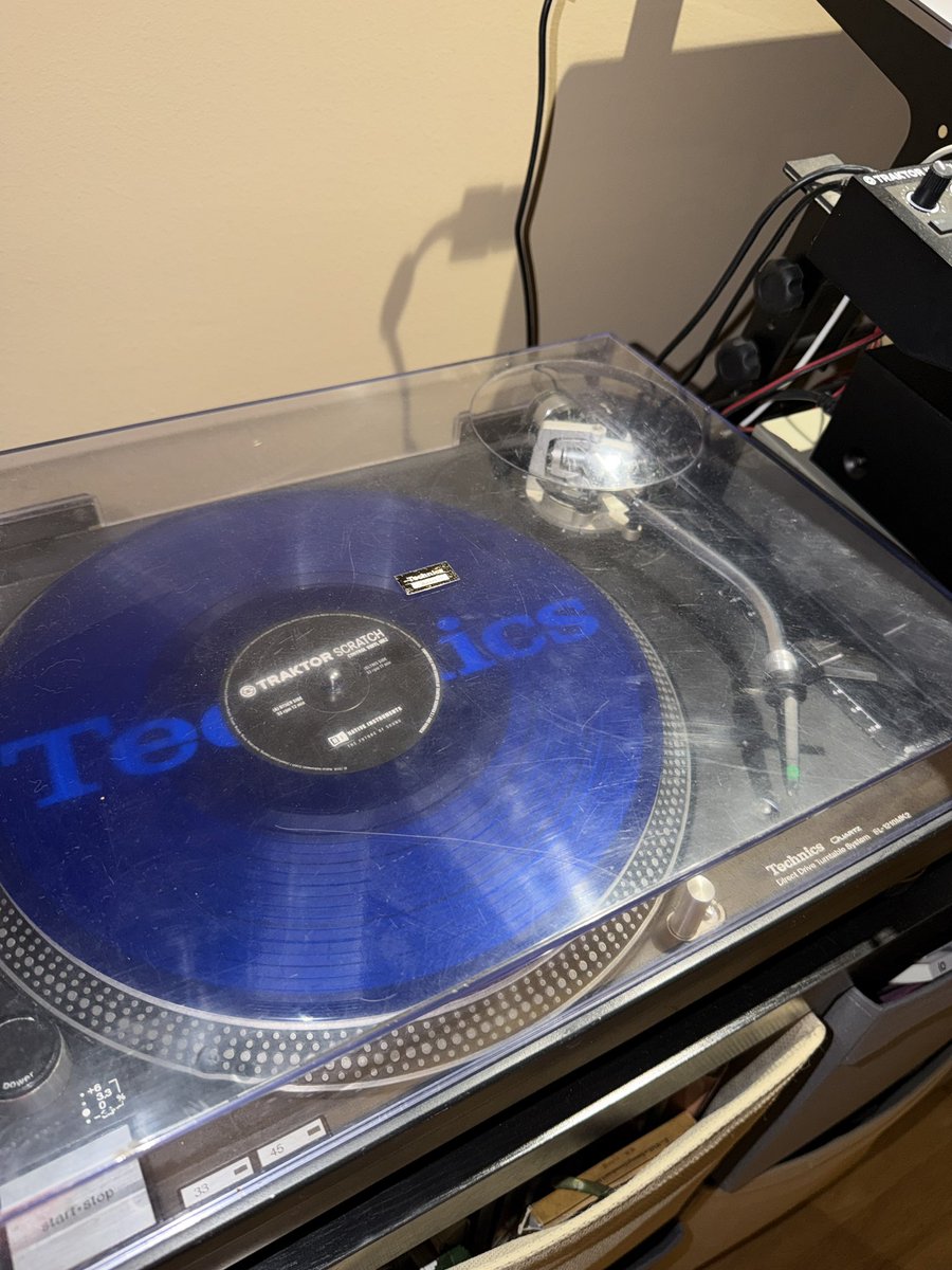 Mabcom's tweet photo. A ver si a alguien le interesa un par de platos Technics 1210 mk2 que ya prácticamente no uso.  Ubicados en Barcelona.  1000 €uritos de nada. https://t.co/7MSCi0q5Zs