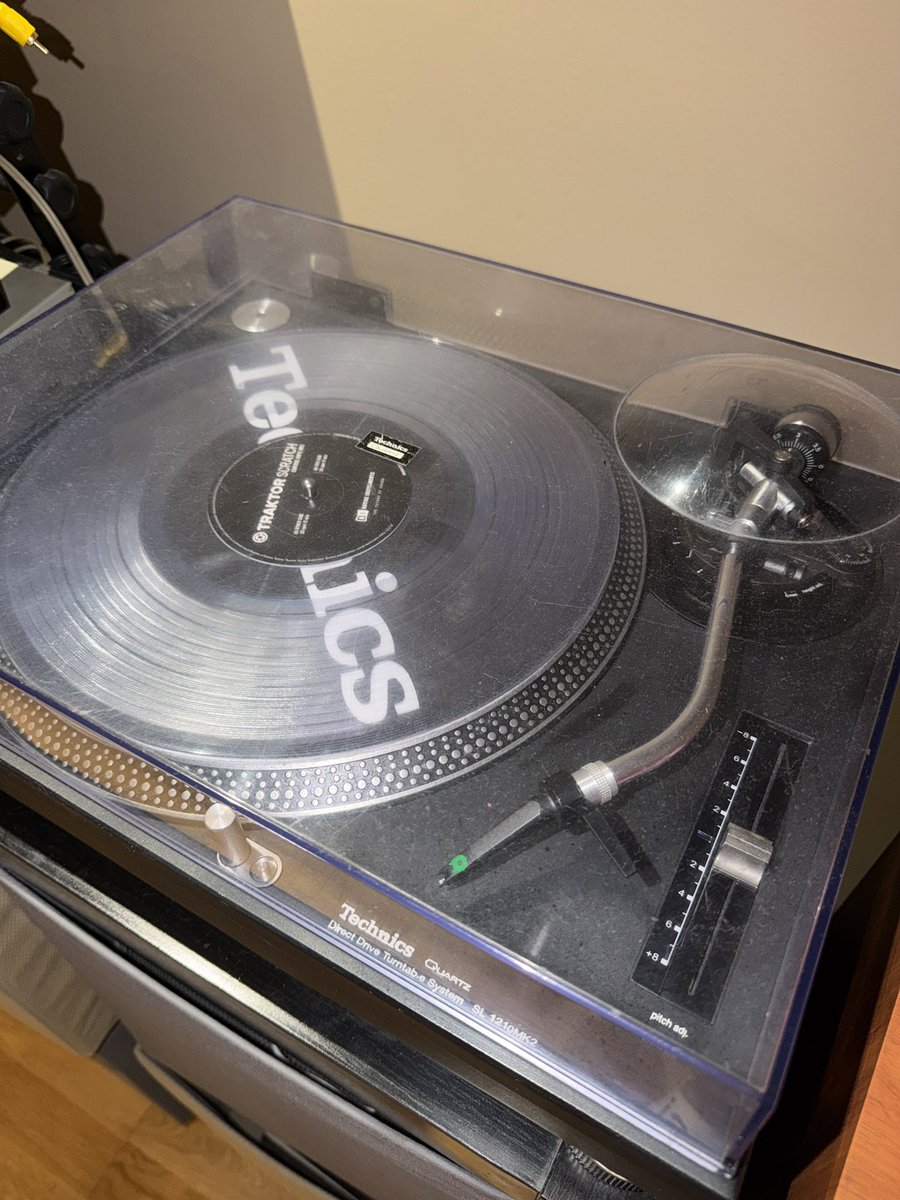 Mabcom's tweet photo. A ver si a alguien le interesa un par de platos Technics 1210 mk2 que ya prácticamente no uso.  Ubicados en Barcelona.  1000 €uritos de nada. https://t.co/7MSCi0q5Zs