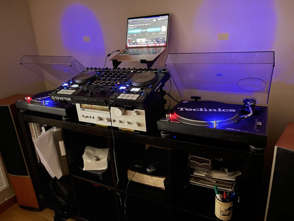 Mabcom's tweet photo. A ver si a alguien le interesa un par de platos Technics 1210 mk2 que ya prácticamente no uso.  Ubicados en Barcelona.  1000 €uritos de nada. https://t.co/7MSCi0q5Zs