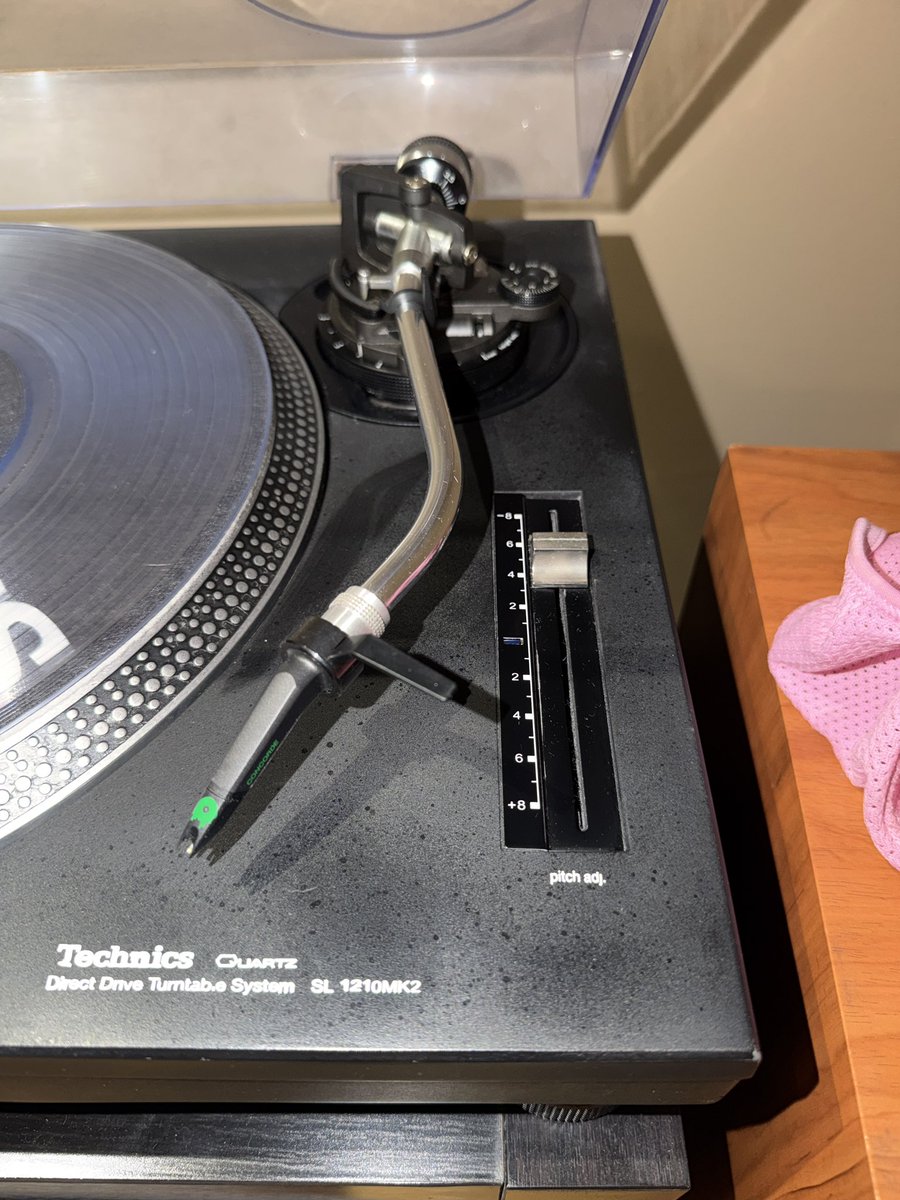 Mabcom's tweet photo. A ver si a alguien le interesa un par de platos Technics 1210 mk2 que ya prácticamente no uso.  Ubicados en Barcelona.  1000 €uritos de nada. https://t.co/7MSCi0q5Zs