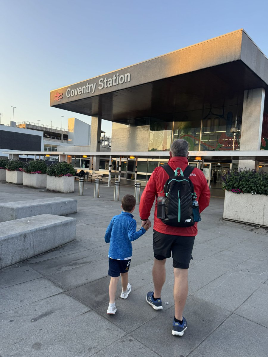 binkybunny7's tweet photo. A little Saturday morning family adventure … the 6.12am train down to London for a Massey Runners parkrun trip 🏃🏼‍♀️🏃🏻‍♂️❤️🤍

#LoveRunning #MFRC #BatterseaPark https://t.co/d9gfkWKbml