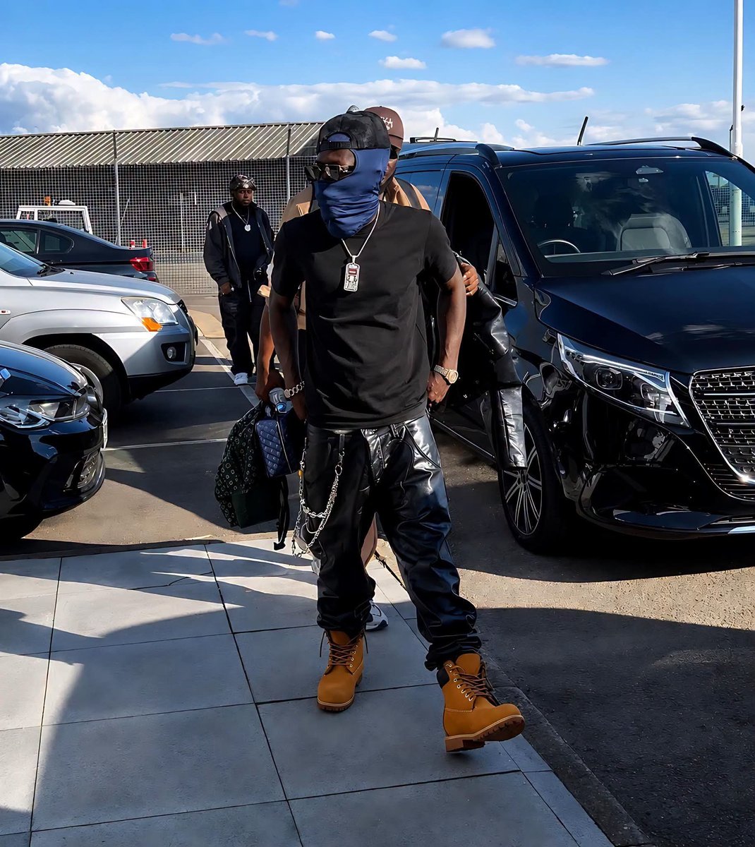 Joeyblinqs's tweet photo. 🔥 THE KING @shattawalegh TOUCHED DOWN 👑 Shatta Wale in London for #ShattaFestUK — today's the day! 🇬🇭🇬🇧 #ShattaMovement #DancehallKing https://t.co/QqNdjPI8z4