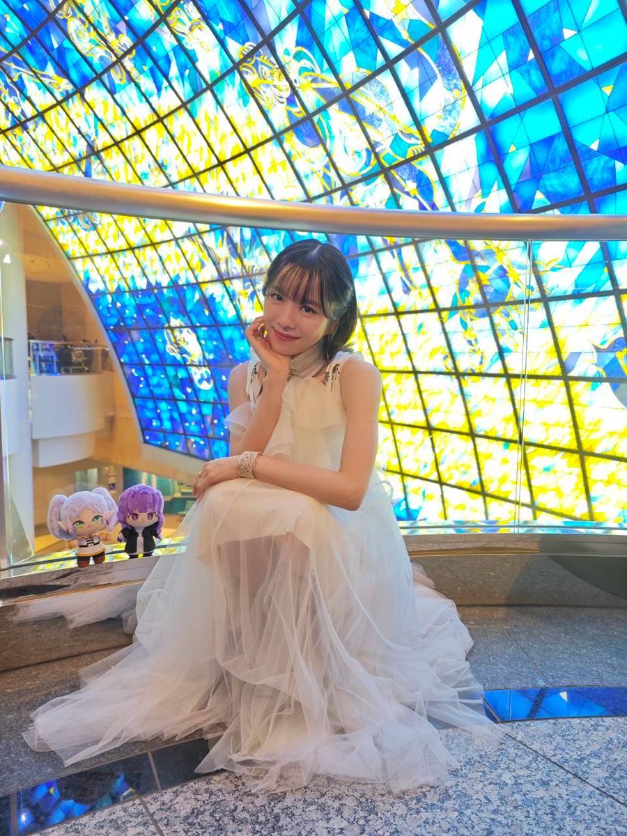 milet_music's tweet photo. 『葬送のフリーレン』
フィルムコンサート2026

なんて幸せな時間だったんだろう（ ｉ _ ｉ ）
特別な空間で歌わせていただけたこと、心から光栄に思います。
私、本当に「葬送のフリーレン」が大好きです。改めて実感しました。たくさん救ってもらっている。だから今日も、感謝と愛を込めて歌いました。
素晴らしい東京フィルハーモニー交響楽団のみなさん、指揮者の栗田博文さん、作曲家のEvan Callさん！
そして何より、フリーレン愛を持ち寄って来てくださったみなさん。
ありがとうございました🦋
音楽の魔法、とても美しかった。

旅はまだまだ続きます。

#フリーレン #frieren   

 *｡ﾟ:*+.:.｡.☆
フリーレンのピアスと花冠
ヒンメルの青い指輪
フェルンの蝶々ネイル
 *｡ﾟ:*+.:.｡.☆