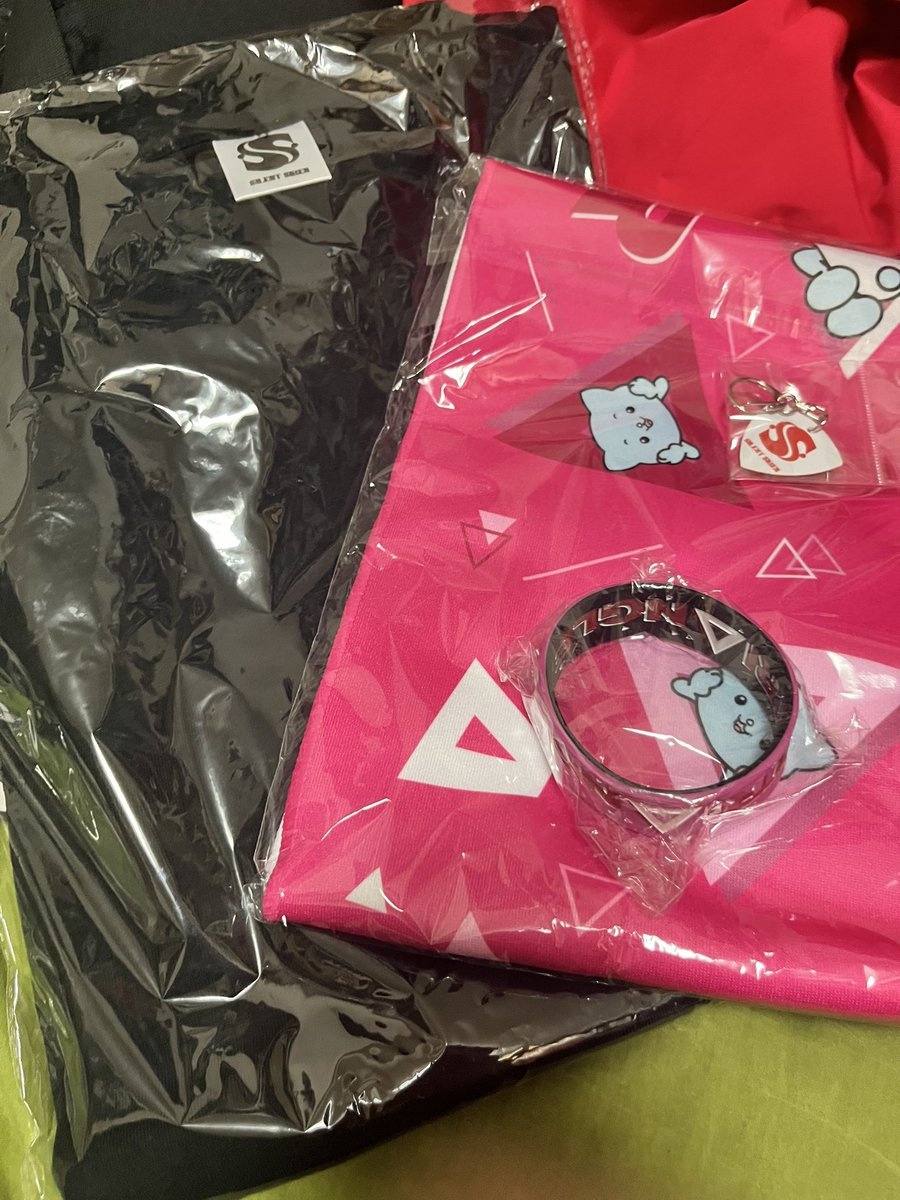 black__vodkaaa's tweet photo. グッズ買いすぎた
未来の俺バイトがんばれ〜 https://t.co/L3tW50dSZ5