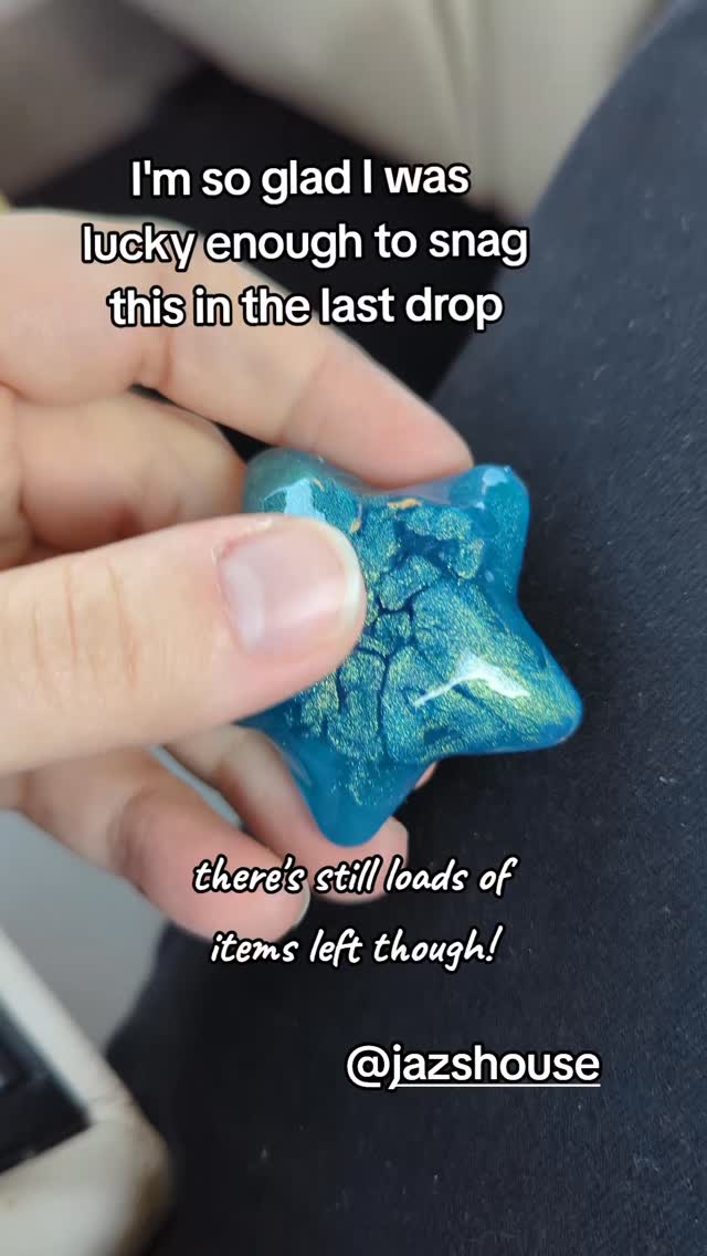 fractalfidgets's tweet photo. Can never get over how stunning the Tangle Gems collection is. This is the blue topaz and I find myself using it as a visual stim as much as a kinetic fidget. I have the full set from @manicpandafidgets, an amazing shop you should definitely check out.… https://t.co/t19ggqiLQy