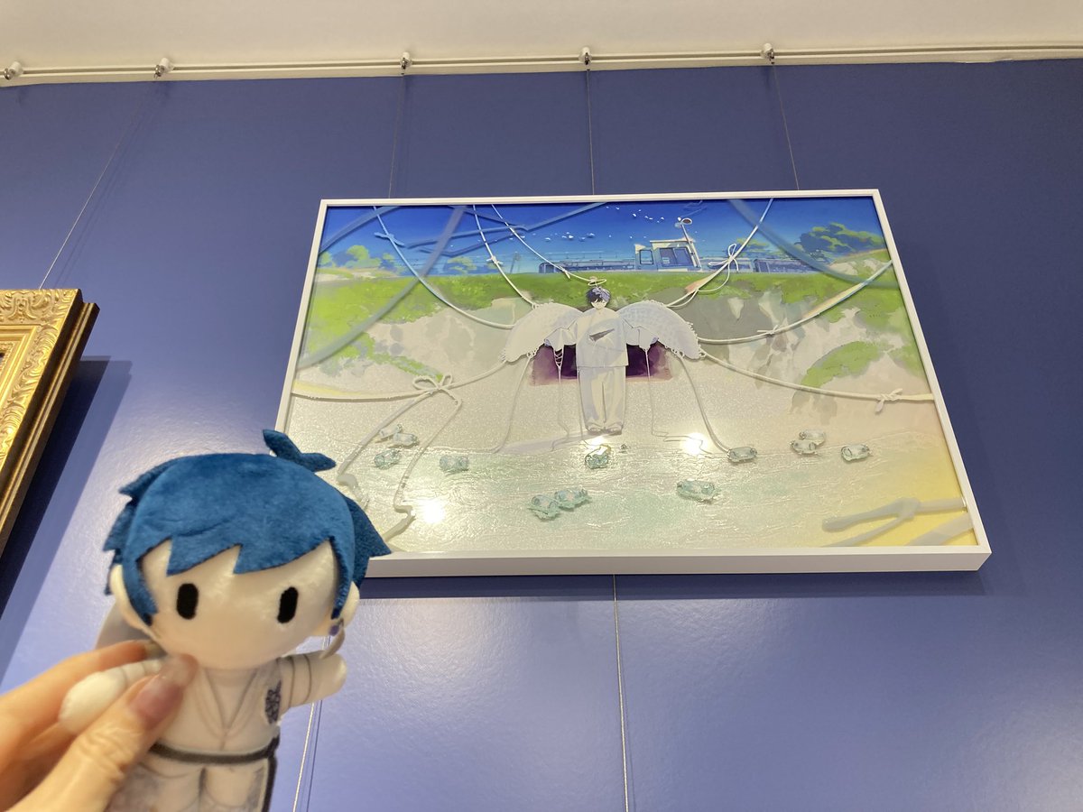freetalk4me's tweet photo. 2回目行ってきた💙壁やグッズ売り場のアクリルボードの印刷がレジンみたいな水っぽかったり、ファブリックみたいな重ねた油絵？みたいだったり、今回は展示会の細部を見つけられて楽しかった☺️ #そらるの衣装展に行ってきた　#そらる　#そらるの衣装展 https://t.co/ZD2QRRCx34