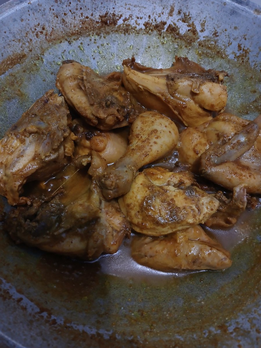 frogman047's tweet photo. Kangen ayam goreng buatan ibu, coba bikin sendiri, pake bumbu instan, ini penampakan setelah diungkep https://t.co/kprYTgV5ZZ