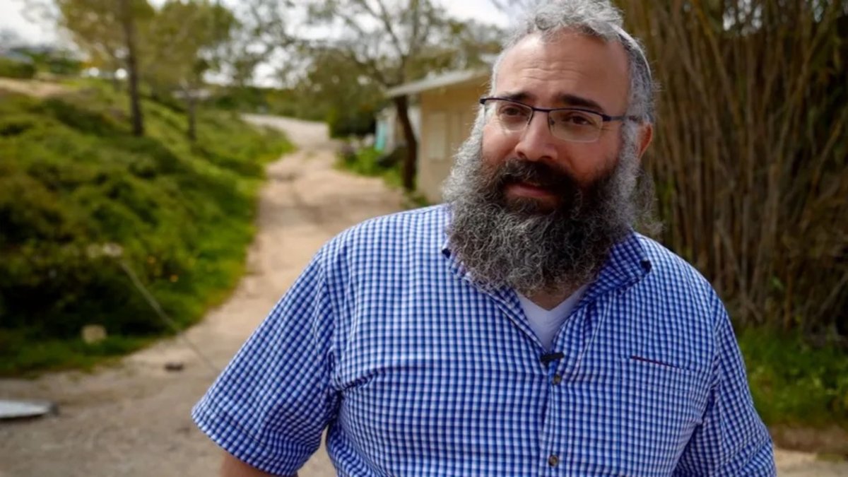 AyrimcilikHatti's tweet photo. 🎙️ BBC'ye konuşan İsrailli avukat Yehuda Shimon, Filistinlileri "intikam için" öldürdüklerini söyledi

🗣️ Shimon: Bir Yahudi'nin hayatı 10 milyon Filistinliye bedel

🗣️ BBC muhabiri: Ama bu ırkçılık

🗣️ Shimon: Biliyorum ama gerçek bu. Tanrı bizi seçti, bu yüzden kıskanıyorsunuz

https://t.co/m1NwcDmcFD