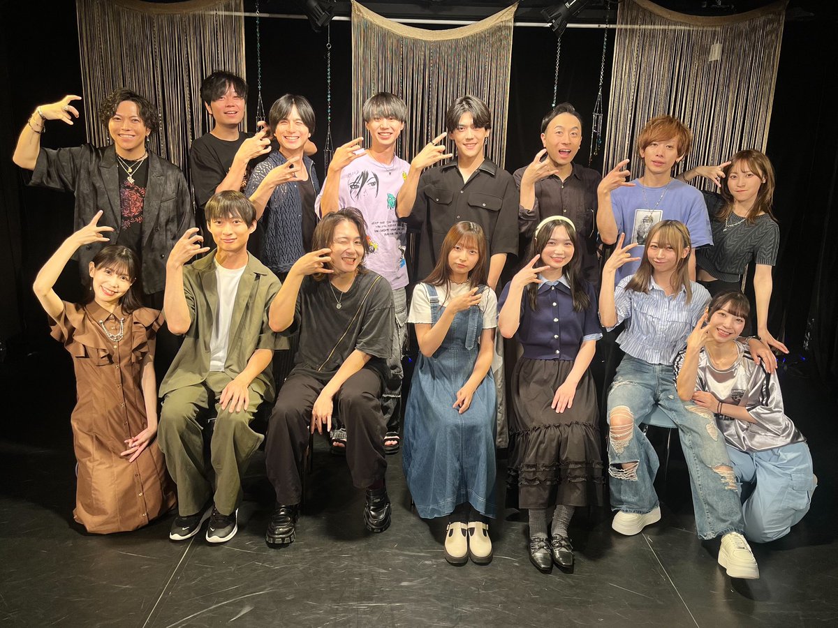 ENDesPRODUCE's tweet photo. 本日の #リューシュ は
【TRIGGER 3 (トリガースリー)】に初挑戦！
、「場所」「概念」「世界」の3つのキーワードを組み合わせ、その場で1つの物語を創り上げる即興劇で、
3チームに分かれて勝負でした🔥

☀️マチネ☀️
❶えんたくさんチーム
遺跡✖️春を知らない僕ら✖️刑事ドラマ

❷うっしーさんチーム
病院✖️今日だけ恋人になってくれますか✖️サスペンス

❸やーゆさんチーム
動物園✖️最後の選択✖️ミュージカル

➡️マチネは見事なミュージカルをした(?)やーゆさんチームの勝利🏆

🌙ソワレ🌙
❶えんたくさんチーム
無人島✖️神様は大忙し✖️デスゲーム

❷うっしーさんチーム
お祭り✖️りんご飴の魔法✖️SF

❸やーゆさんチーム
花火大会✖️星降る夏✖️シリアス

➡️ソワレはハイテンションデスゲーム(?)で、えんたくさんチームの勝利🏆

みなさまトリガースリーいかがでしたでしょうか？🌻

明日は最終日！
皆様お待ちしております✌️