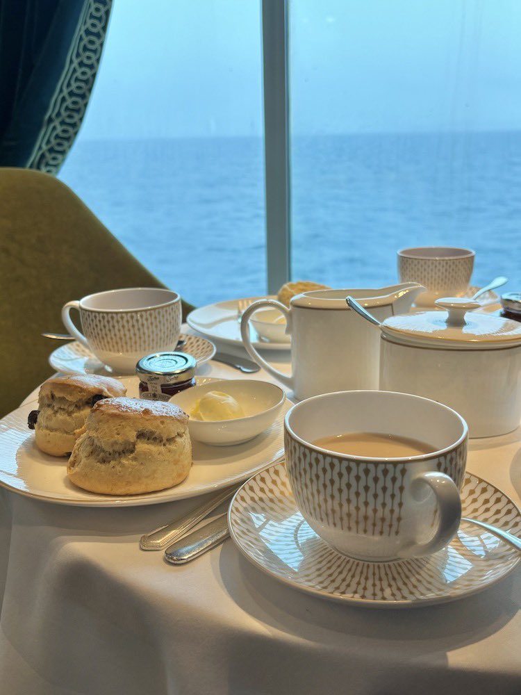 FUDGE_magazine's tweet photo. 「クルーズ旅行」ってどんな印象？一生に一度は体験してみたい豪華な旅、歳を重ねて時間とお金に余裕ができたらしたいこと…？そんなFUDGE GIRLにおすすめしたいのが、英国のラグジュアリー・クルーズライン《Cunard（キュナード）》🚢🇬🇧
https://t.co/pekbN9CJAd https://t.co/I9T4zZ8ldW