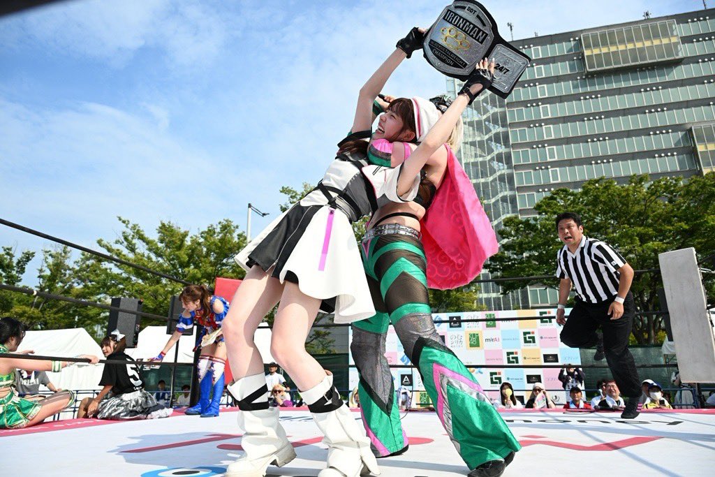 misao_tjp's tweet photo. #TIFプロレス #TIF2026་ 
なぜかザーラチャヒヨニちゃんがアイアンマン王者として入場してきた時はどうしようかとおもいましたが💧
試合に勝っておーりおちゃんにアイアンマンのベルトを渡せてよかったです☺
でも、ベルトを持つとはこういうことなのです🙏 https://t.co/Vf2YnWx1GN