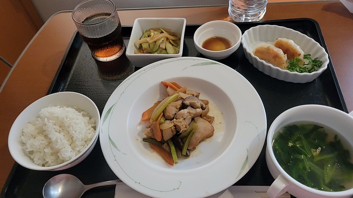sake222jas's tweet photo. お家で食べるごはんよりしっかり味濃くて全然病院食じゃないの嬉しい👏

これで糖質制限メニューらしい、、こんなに白米食べていいの？！ https://t.co/BstuFGMy9l