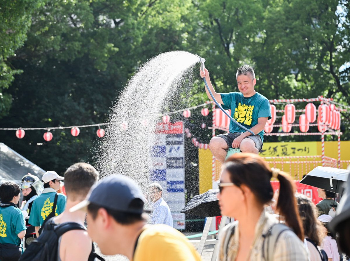 at_osu's tweet photo. 第75回大須夏まつり 初日が無事終了いたしました。
厳しい暑さの中、ご出演いただいた皆様、ご来場いただいた皆様、本当にありがとうございました。
明日もライブステージやダンスパフォーマンスのほか、大須観音では盆踊り大会、そして夜にはファイヤートーチや手筒花火など、迫力満点の催しを予定しています。
ぜひ明日も大須夏まつりへお越しください！
▼イベント詳細
https://t.co/MW2MCjYzIJ
#大須 #大須商店街 #大須夏まつり #名古屋