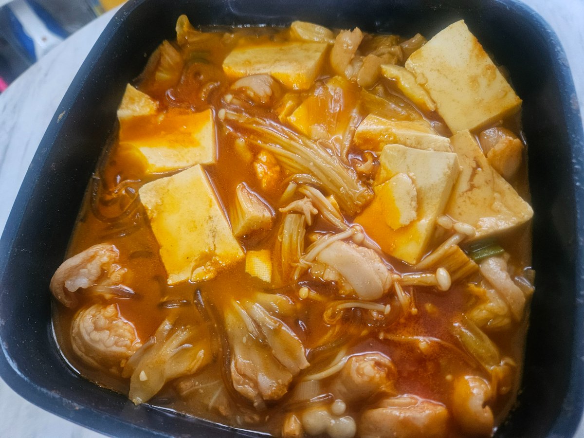 monogatale's tweet photo. 이것은 네모님이 만들어주신 모쯔나베 아니고 곱창전골
짱 맛있었다:Q https://t.co/EJ2FIsT7ch