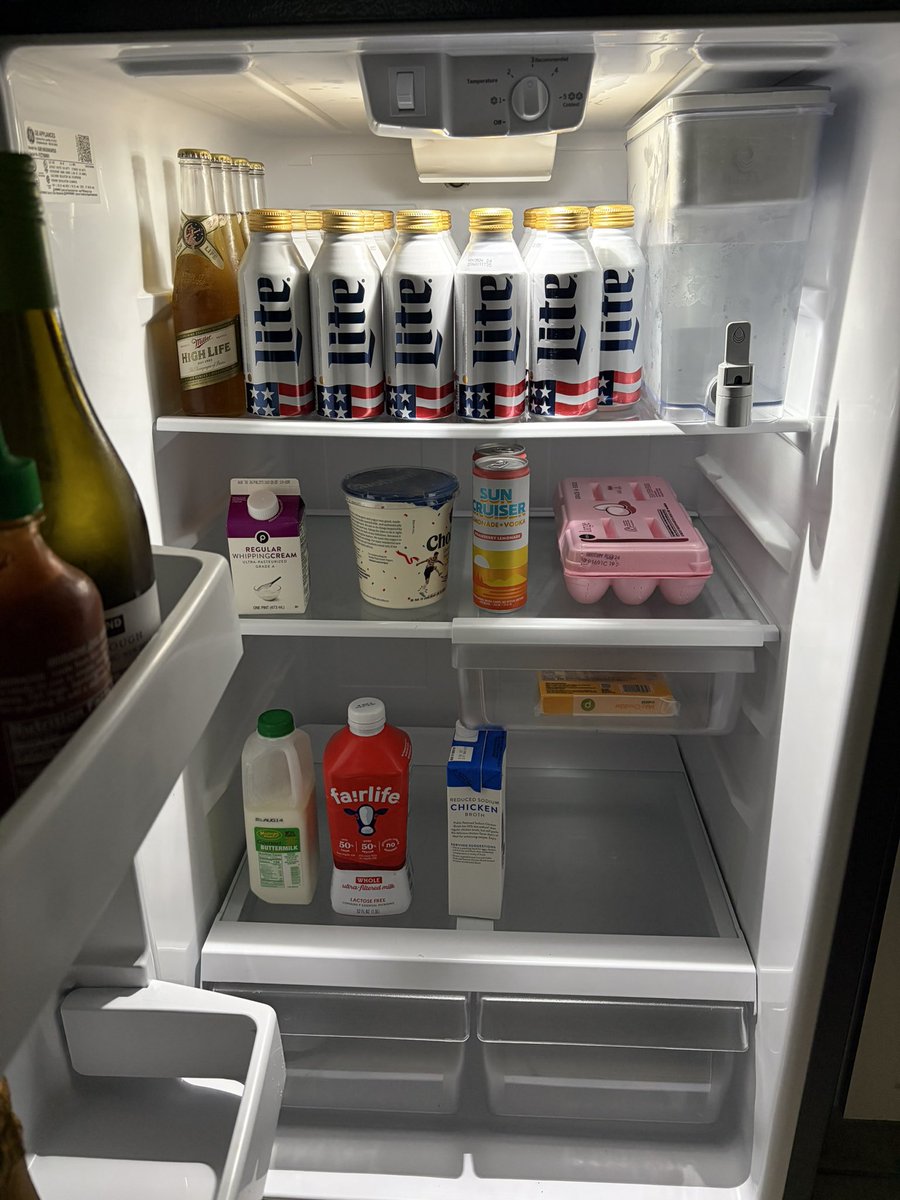 karina_core's tweet photo. girl fridge https://t.co/mGcKQisxUE