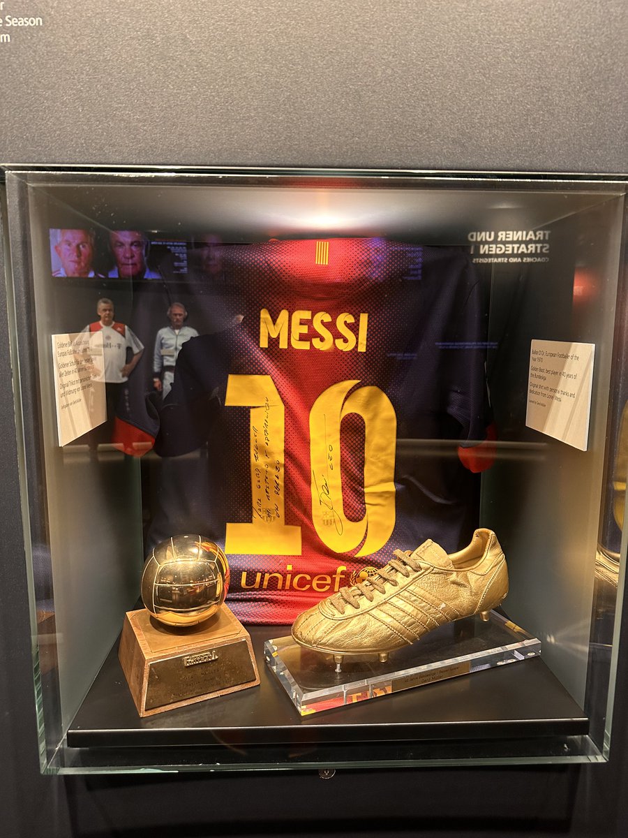 beheir92's tweet photo. Lionel Messi no fue solo un jugador.
Fue un viaje del que nadie quería comprar un boleto de regreso.

Es una alegría para quien lo contempla.

Sus admiradores desean verlo siempre sobre el campo de juego.

Para la mayoría de los futbolistas, el estadio es simplemente el escenario donde se juega al fútbol.

Pero para Messi, parece ser el patio trasero de su casa, donde juega con el balón como si estuviera compartiendo una tarde con sus hijos y su querido perro.

Para su familia, es el pilar que los sostiene.

Para su madre, es el orgullo de sus antepasados.

Para su padre, es la respuesta a las oraciones que elevó a Dios, y la bendición que recibió fue Messi.

Para sus amigos, es la compañía que ha dado nombre a toda una vida compartida.

Y para el mundo entero, él es el fútbol.

Y para mí, es el espectáculo más maravilloso que el universo haya podido ofrecer.

Cuando Messi pisa el campo, muchos arqueros dejan su valentía en el vestuario.

Messi lleva consigo todos los corazones y cautiva todas las miradas.

Le doy gracias a Dios por no haber sido arquero...

cuando Messi se acerca al área de los dieciocho metros.

لم يكن ميسي لاعبا فقط 
هو رحلة سياحية 
من دون تذكرة عودة 

هو فرحه لمن يراه 

فمحبيه يريدون أن يروه في أرض الملعب 

المعلب هي ساحة كرة القدم للاعبين بشكل عام 

ميسي يراها ( الفناء الخلفي للمنزل ) 
يداعب بها كرة القدم مع ابنائه وكلبهم المحبوب 

لعائلته هو السند 
ولوالدته هو فخر أسلافها!! 

ولوالده هو الذي كان يدعي ربه 
بوارد نعمته فاعطاه ميسي 

ولاصدقائه الصحبه التى ترافق حياتهم 
حاملة اسم ميسي
وللناس اجمع هو كرة القدم 

ولي انا هو أهم سيرك ترفيهي للكون 🌏

عند رؤية ميسي في الملعب 
يضع كثير من حراس المرمى 
قلوبهم في غرف الملابس 

ميسي حامل كل القلوب
 وآسر كل العيون 

احمد ربي أني
لم اكن حارس مرمى
 وميسي يقترب من خط الـ ١٨!!

سوف يرحل ولن يعود💔

#Messi
@WeAreMessi 👑💙