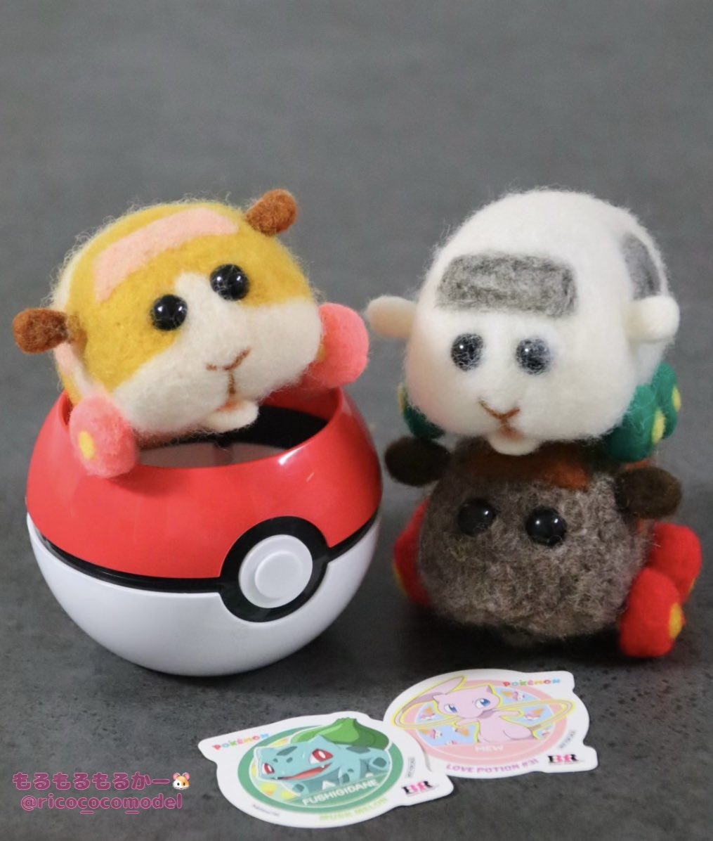 rico_coco_model's tweet photo. ポケモンとサーティワンのコラボ商品をGET❤️

「モンスターボールサンデーのカップ、
ダブルカップやスプーンも可愛いプイ❤️」
「新作フレーバーはパインやサイダー風味🍍パチパチキャンディが入った美味しいソルベプイ🩷」

みんなで楽しいおやつタイムだったね✨

#モルカー
#モルカーファンアート https://t.co/S9J8wIB4F6