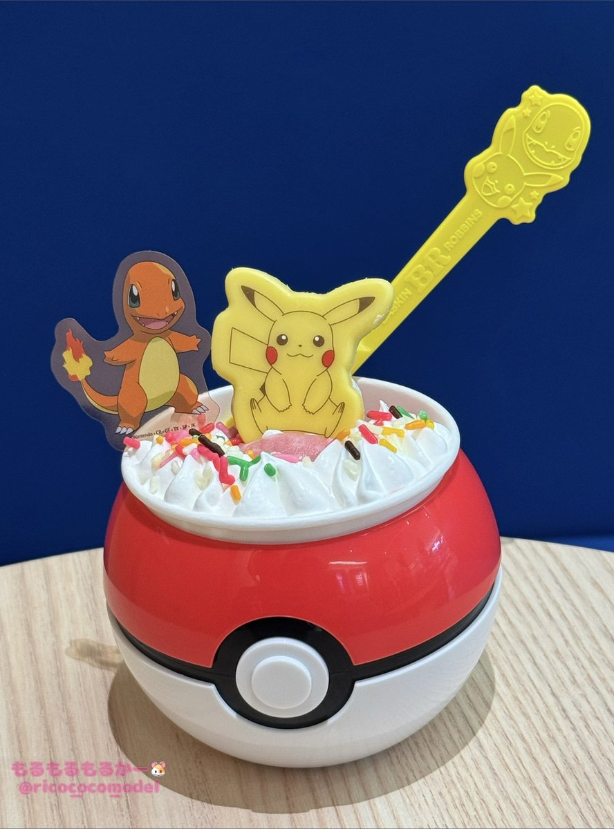 rico_coco_model's tweet photo. ポケモンとサーティワンのコラボ商品をGET❤️

「モンスターボールサンデーのカップ、
ダブルカップやスプーンも可愛いプイ❤️」
「新作フレーバーはパインやサイダー風味🍍パチパチキャンディが入った美味しいソルベプイ🩷」

みんなで楽しいおやつタイムだったね✨

#モルカー
#モルカーファンアート https://t.co/S9J8wIB4F6
