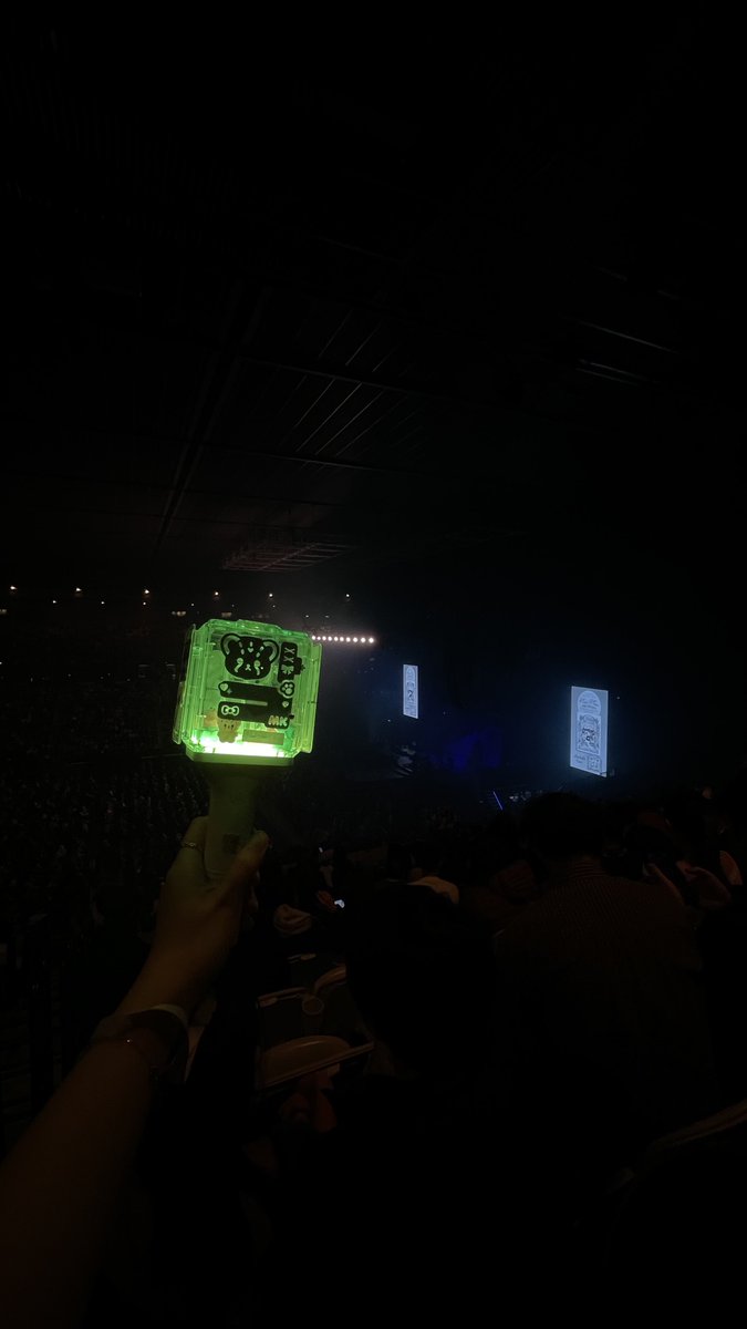 still825pm's tweet photo. brought my neobong to laufey melb day 3 💚 https://t.co/d46W2wNbih
