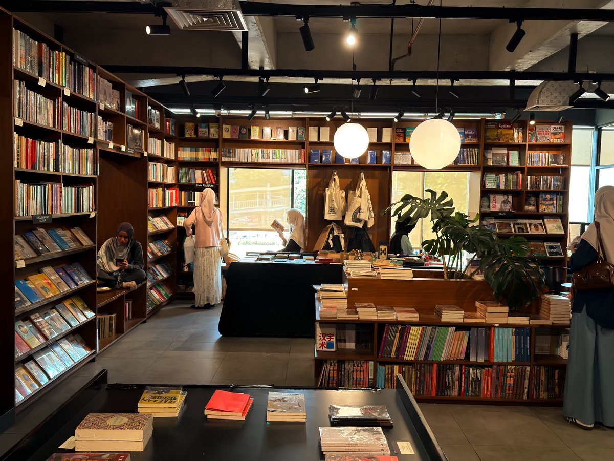 Alcaponealmondd's tweet photo. Coffee Book di dalam Toko Buku Gramedia 📚☕ 

In love sama konsep coffee book seperti ini. Another cozy spot unlocked ✨ https://t.co/uC5Dezk4uy