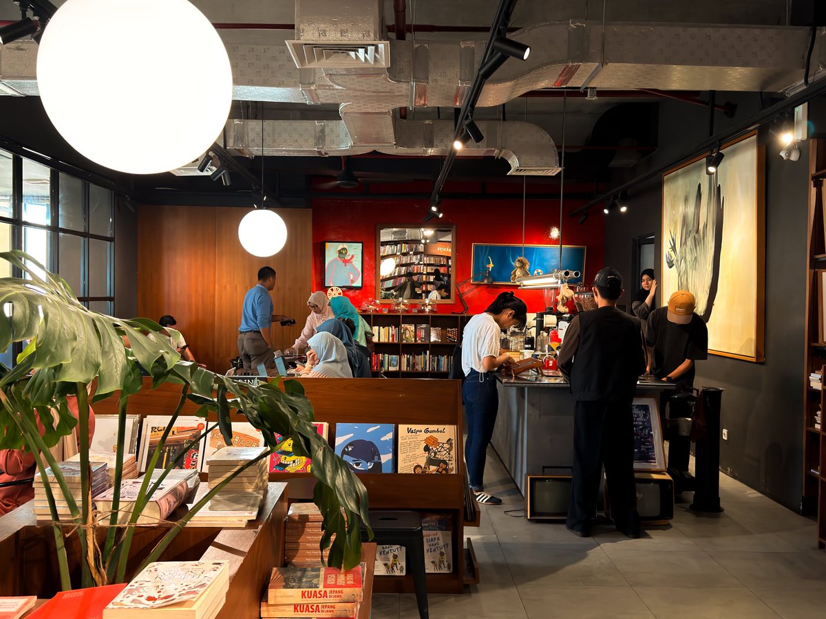 Alcaponealmondd's tweet photo. Coffee Book di dalam Toko Buku Gramedia 📚☕ 

In love sama konsep coffee book seperti ini. Another cozy spot unlocked ✨ https://t.co/uC5Dezk4uy