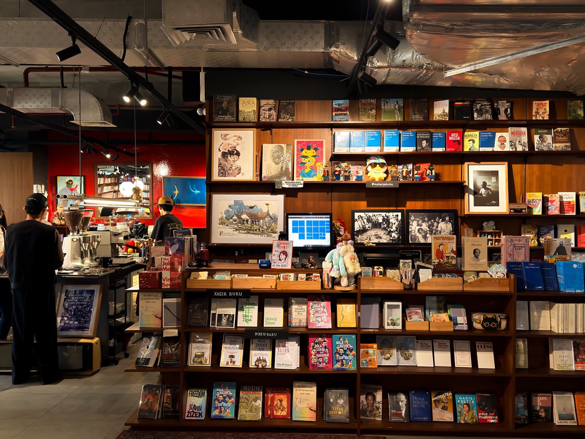 Alcaponealmondd's tweet photo. Coffee Book di dalam Toko Buku Gramedia 📚☕ 

In love sama konsep coffee book seperti ini. Another cozy spot unlocked ✨ https://t.co/uC5Dezk4uy