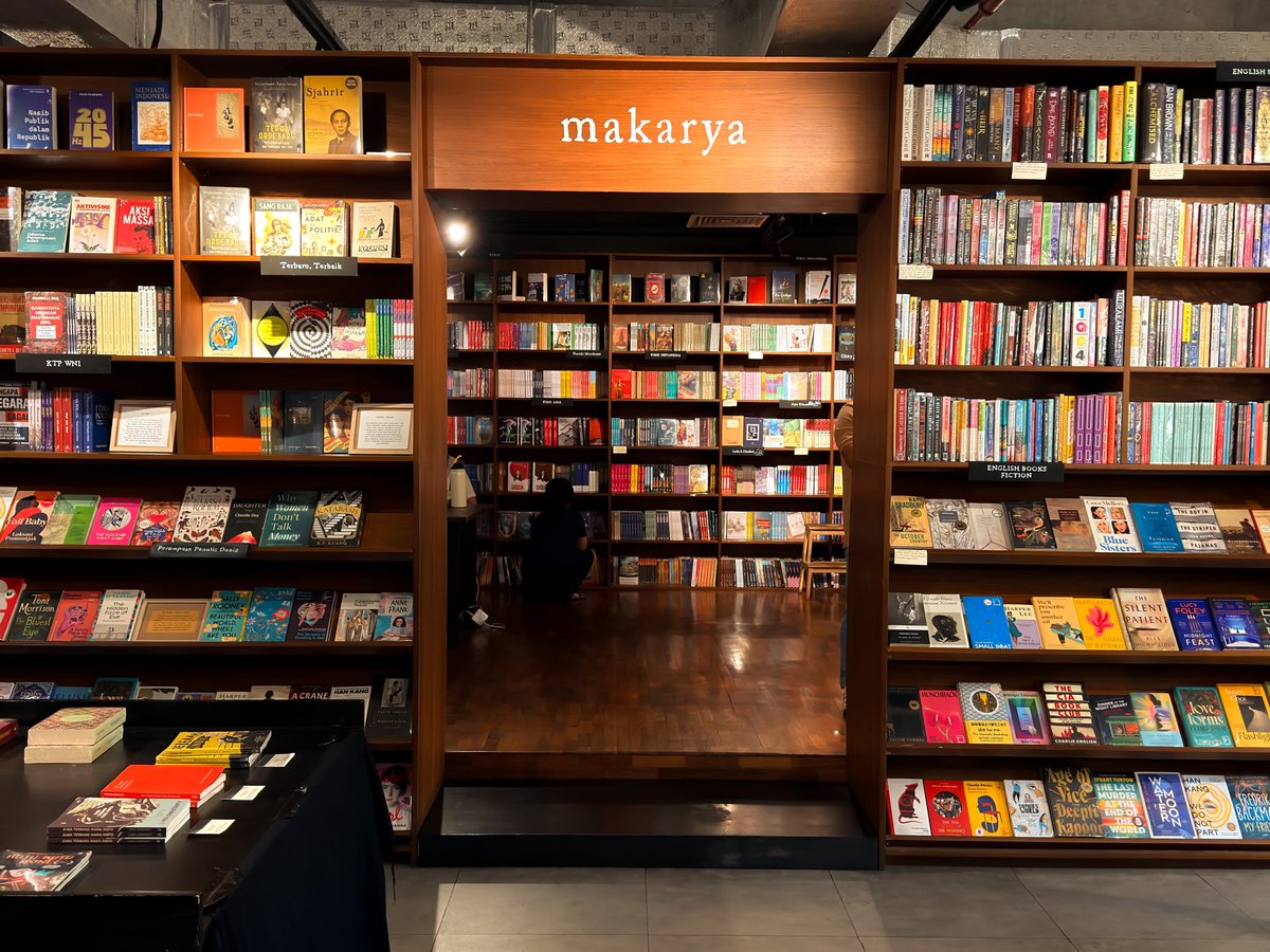 Alcaponealmondd's tweet photo. Coffee Book di dalam Toko Buku Gramedia 📚☕ 

In love sama konsep coffee book seperti ini. Another cozy spot unlocked ✨ https://t.co/uC5Dezk4uy