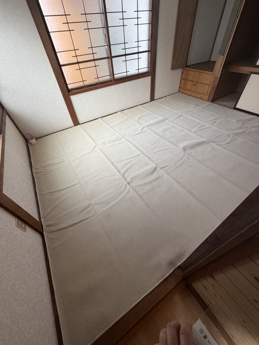 sososasa86's tweet photo. 今日の学び。
絨毯はうわじき鋲で固定するときれいになる！
退去が続いたのでDIYと外注で頑張ろう😤 https://t.co/BYAVstkAS1