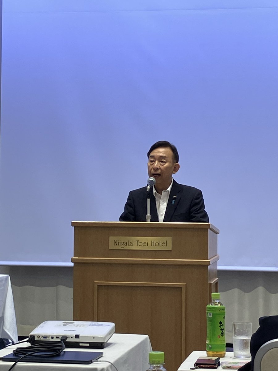 satoru4893's tweet photo. 本日午前10時30分より、公明党新潟県本部夏季研修会が新潟市で開催され参加しました。
午前は活動報告、機関紙推進や今後の活動の確認を行い、午後は議員のパワハラ防止動画の視聴、中道の中川衆院議員あいさつ、燕市議会選挙の公認証授与とあいさつ、平木・竹内両参院議員のあいさつがありました。 https://t.co/vEp8kPk47E