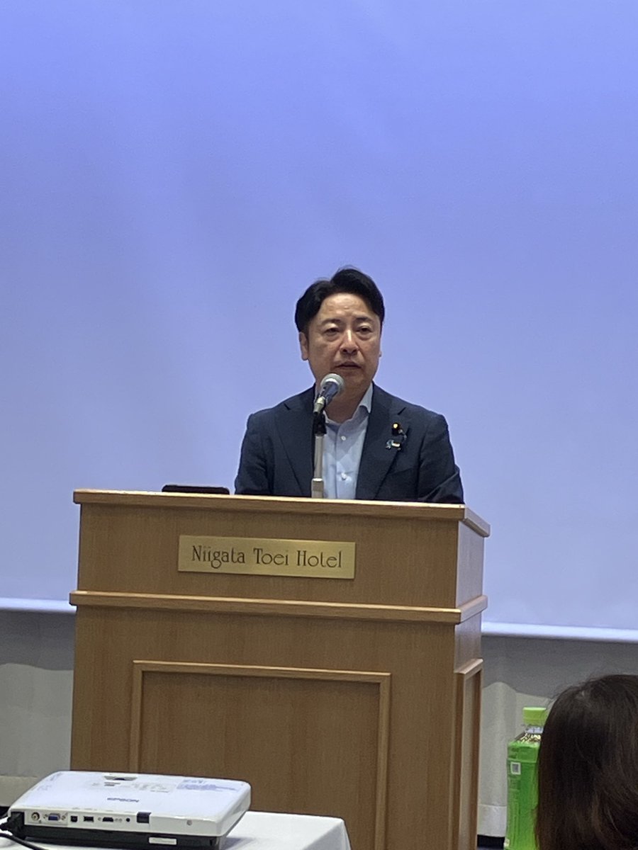 satoru4893's tweet photo. 本日午前10時30分より、公明党新潟県本部夏季研修会が新潟市で開催され参加しました。
午前は活動報告、機関紙推進や今後の活動の確認を行い、午後は議員のパワハラ防止動画の視聴、中道の中川衆院議員あいさつ、燕市議会選挙の公認証授与とあいさつ、平木・竹内両参院議員のあいさつがありました。 https://t.co/vEp8kPk47E