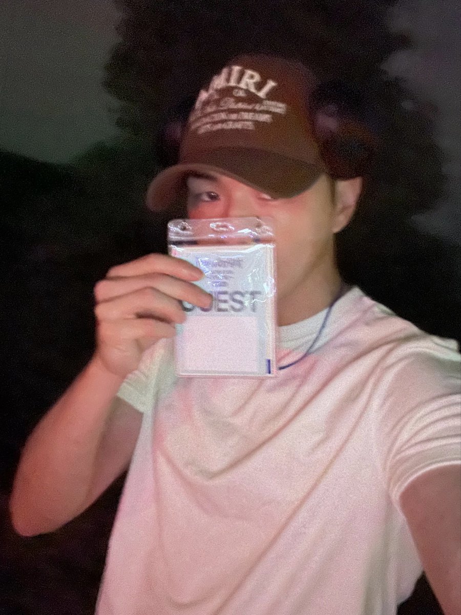 Maebelline1210's tweet photo. 260801 Bstage 2114 hrs kst 

🐶 A soldier's fulfilling cultural life (pic)

👤Wait, how are they friends too? Daniel seriously has so many friends.
🐶 When I went to Japan, I spent quite a bit of time interacting with Japanese artists! Lolll I've actually known Mr Yudai for about three years now.

👤 Please give us 1min livestream. FlowDs are addicted to your livestreams
🐶 Aww sorry 😭 I have to go back to base tomorrow... I think I'm having a meal with my friends today..! See you at the Ground Forces Festival haha.

👤 First thing on my cultural life next year is to attend Kang Daniel concert!
🐶 Definitely... definitely!! Nobelbright was so much fun, and I was really moved by their performance. It made me want to put on great concerts and become even better at performing too.

👤 Please say "I love you". I'm so desperate to hear it 
🐶 I .. love youuuu

👤 What language do you speak with Mr Yudai 
🐶 In Japanese!

👤 KINTEX brings back memories to us.. I can't wait to see Kang Daniel on stage again! 
🐶 Hahaha the place of Touchin'

(Added puppy's IG story screenshot 😭 omg he looks so happy and cute 😭